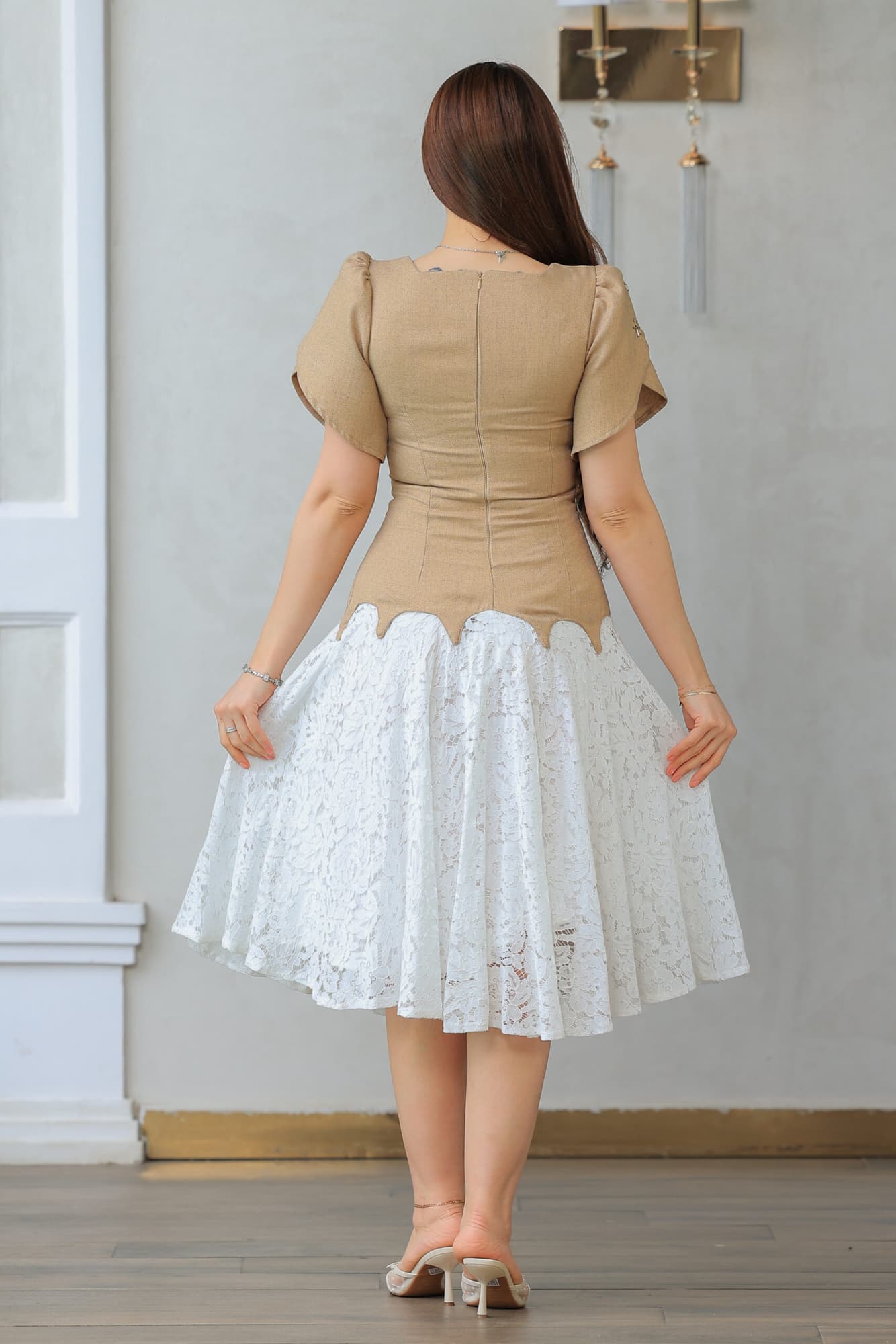 فستان بتصميم فريد يجمع بين الفخامة والرقي مزين بتطريزات ناعمة