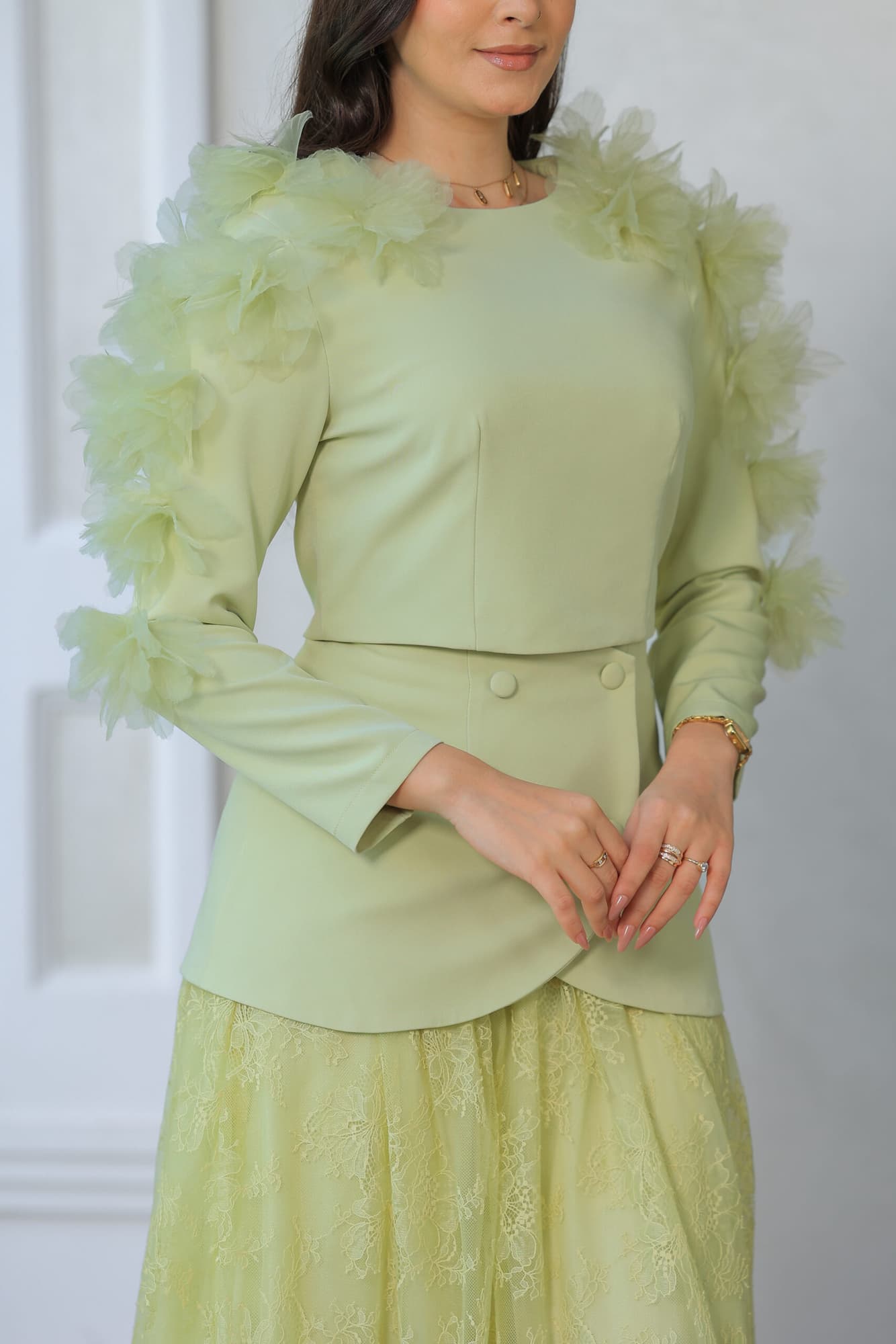 طقم تنورة مزين بورود كبيره على الاكمام عشبي فاتح