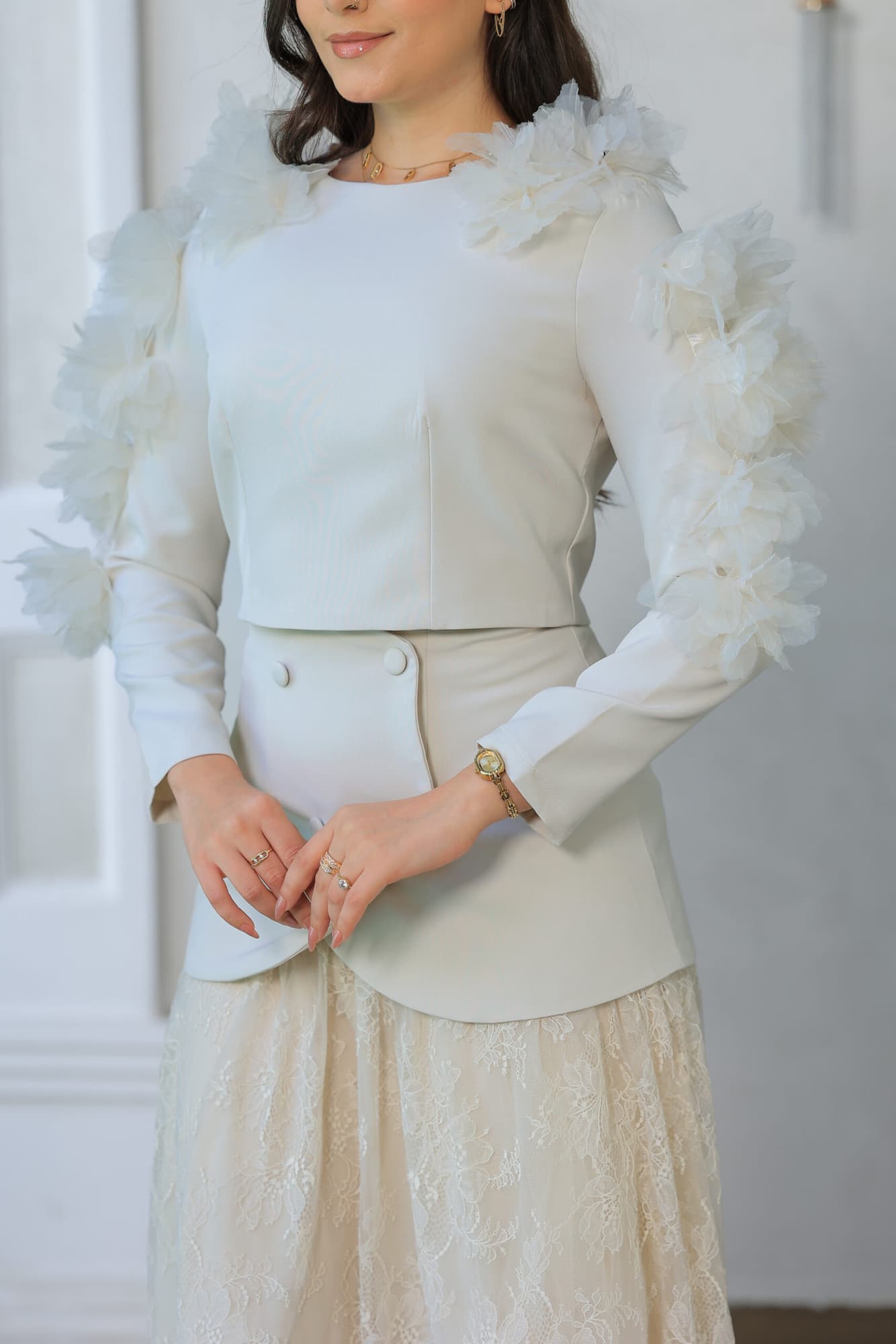 طقم تنورة مزين بورود كبيره على الاكمام بيج فاتح