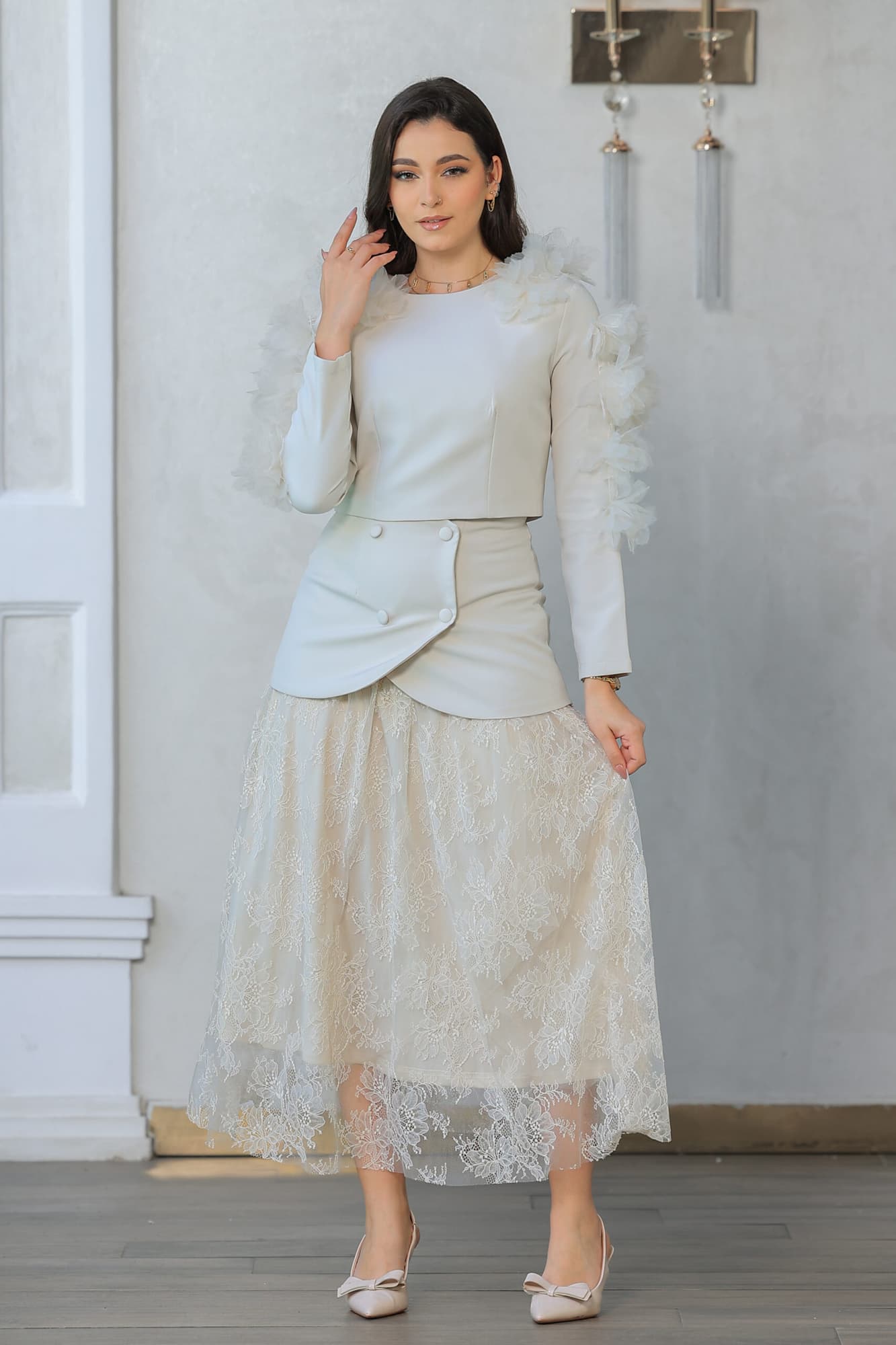 طقم تنورة مزين بورود كبيره على الاكمام