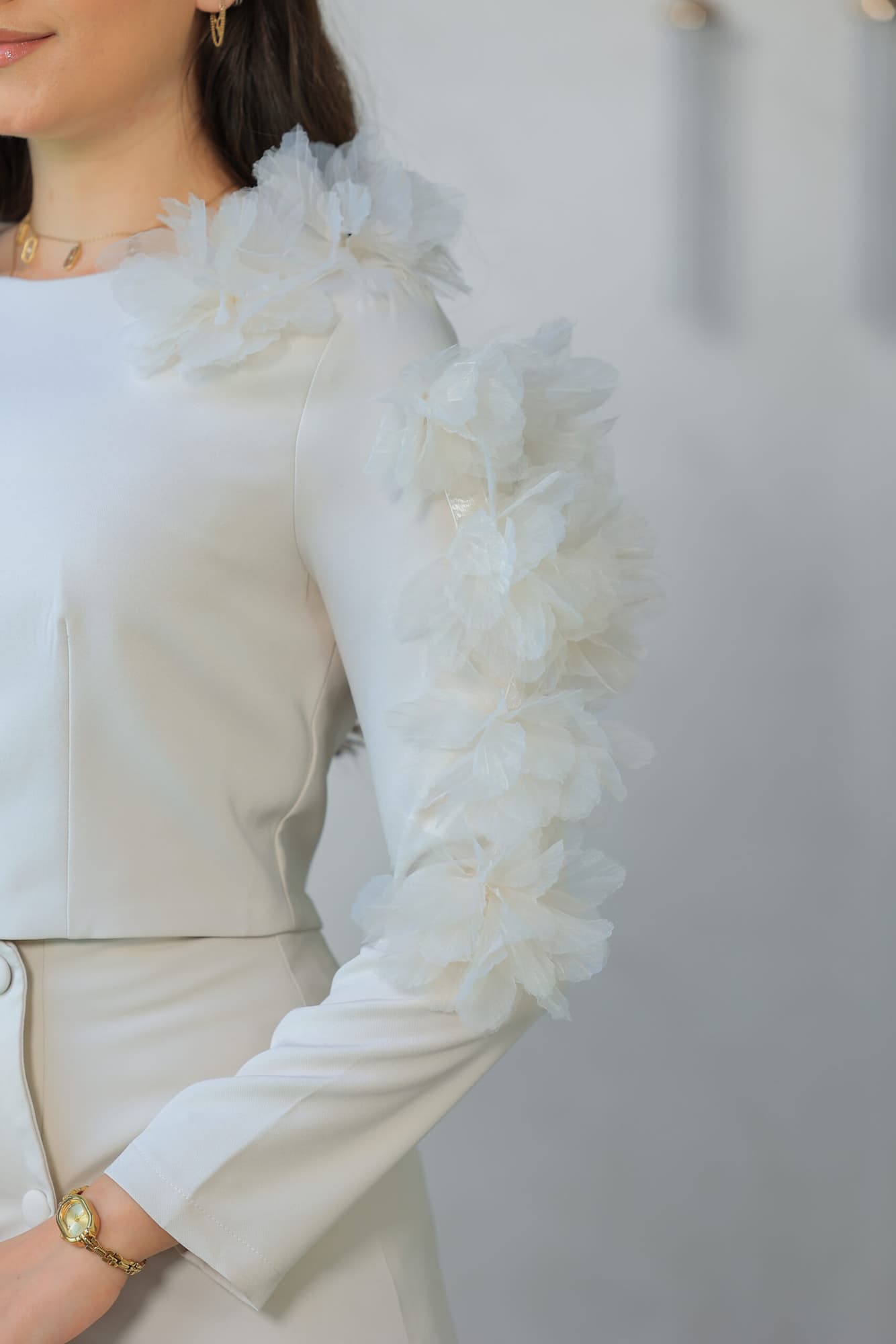 طقم تنورة مزين بورود كبيره على الاكمام