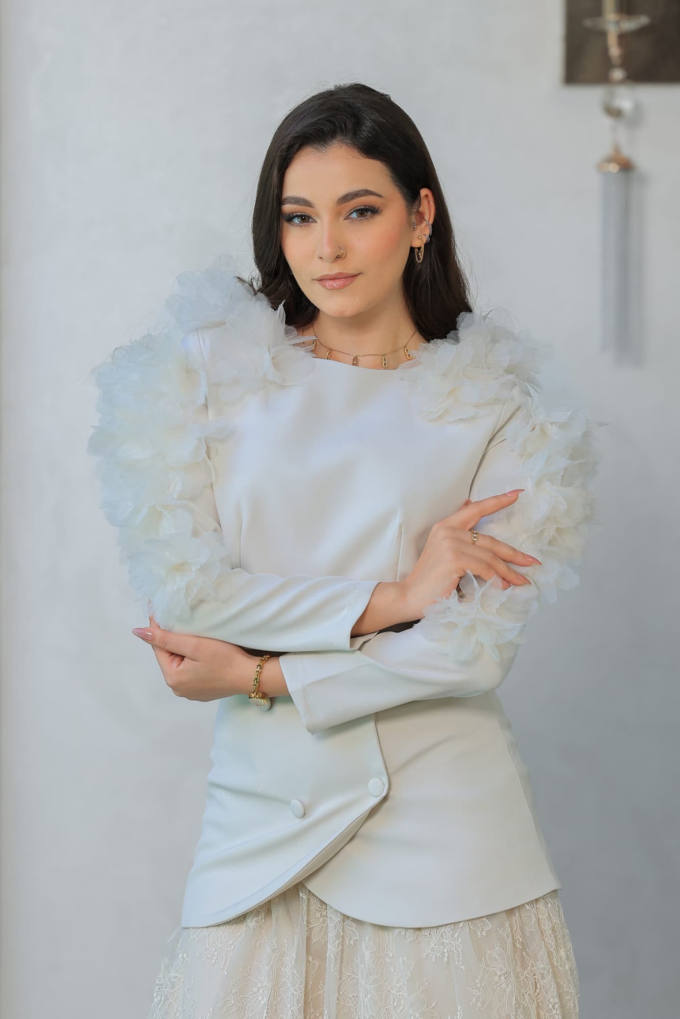 طقم تنورة مزين بورود كبيره على الاكمام