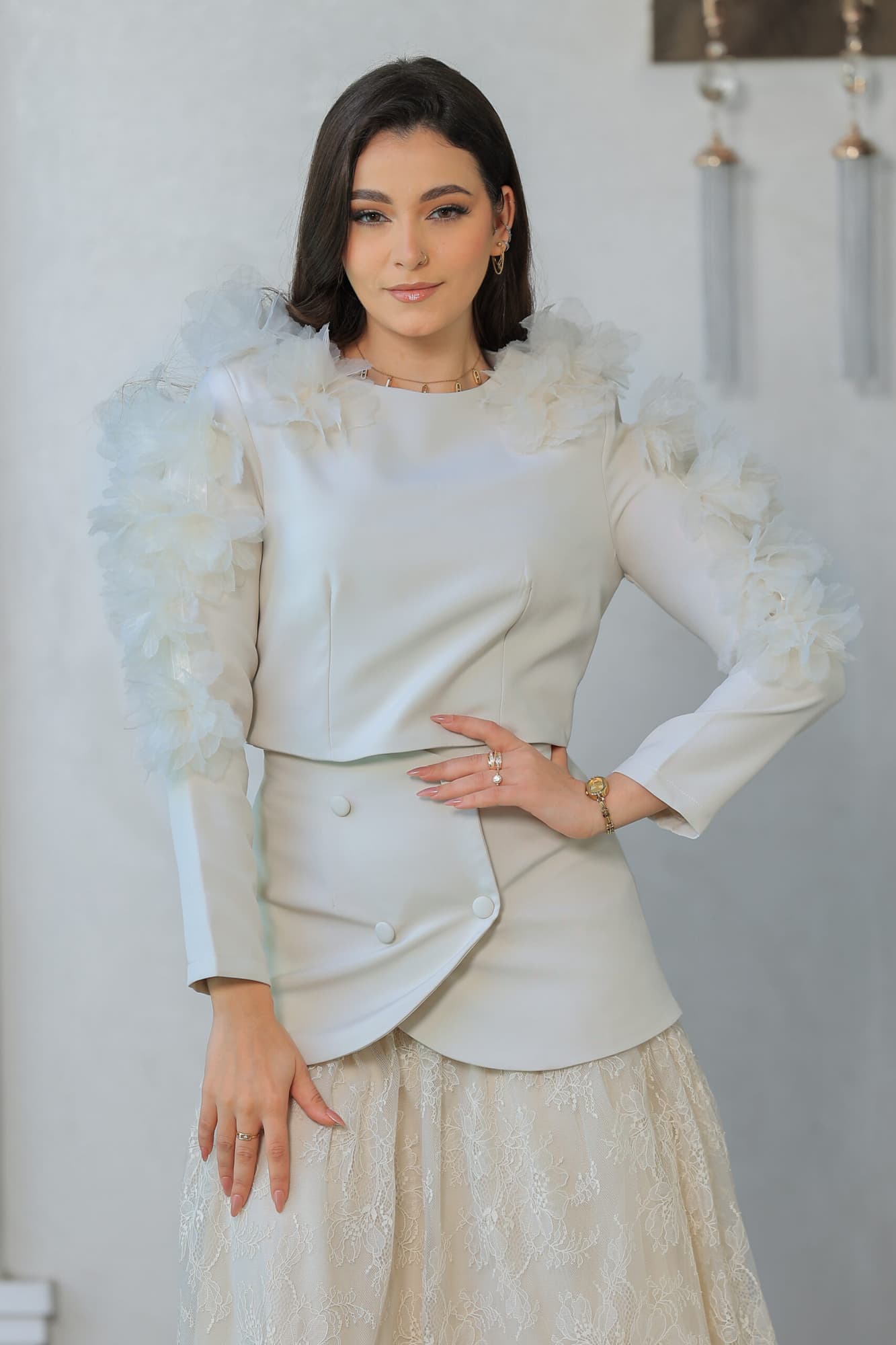 طقم تنورة مزين بورود كبيره على الاكمام