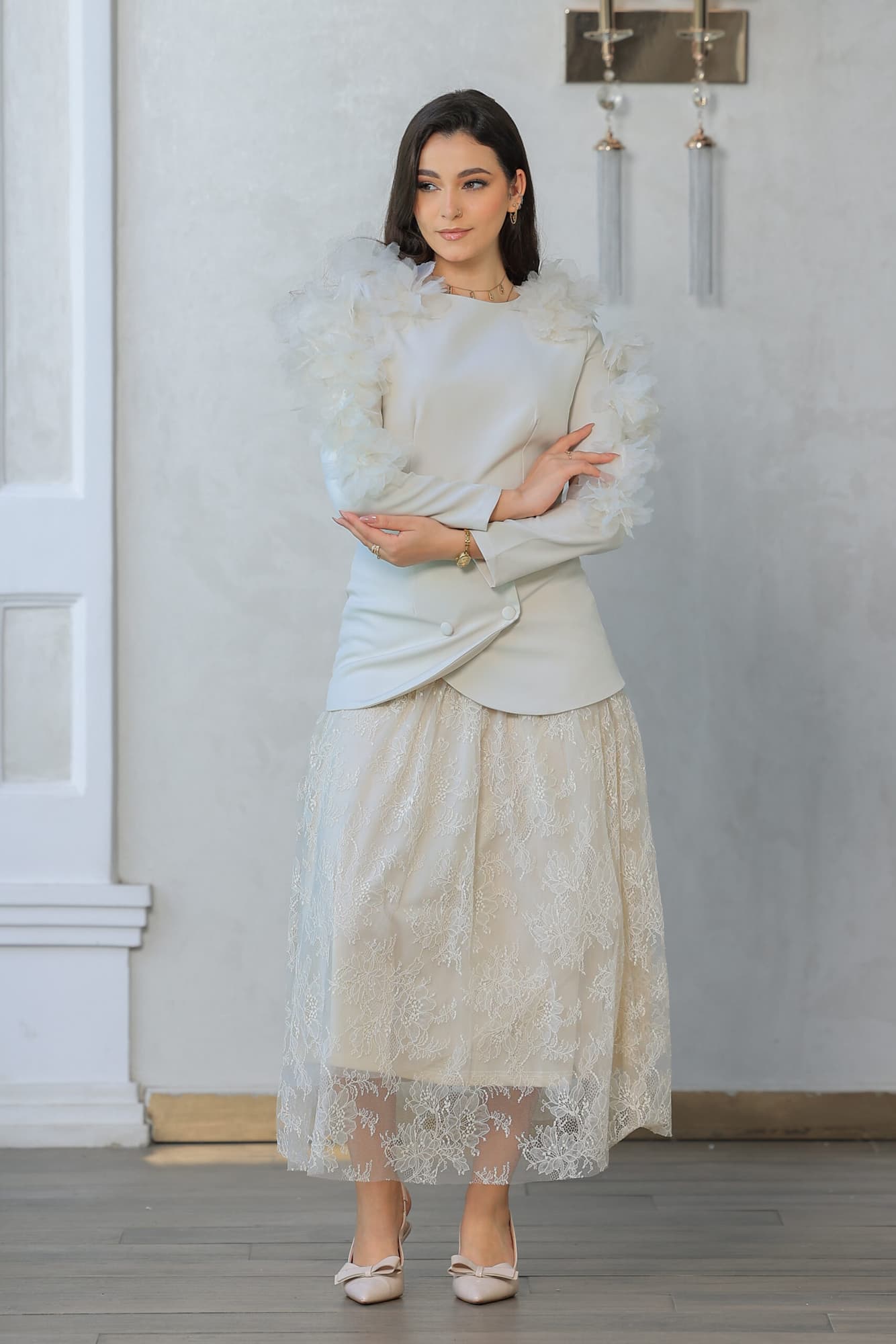 طقم تنورة مزين بورود كبيره على الاكمام