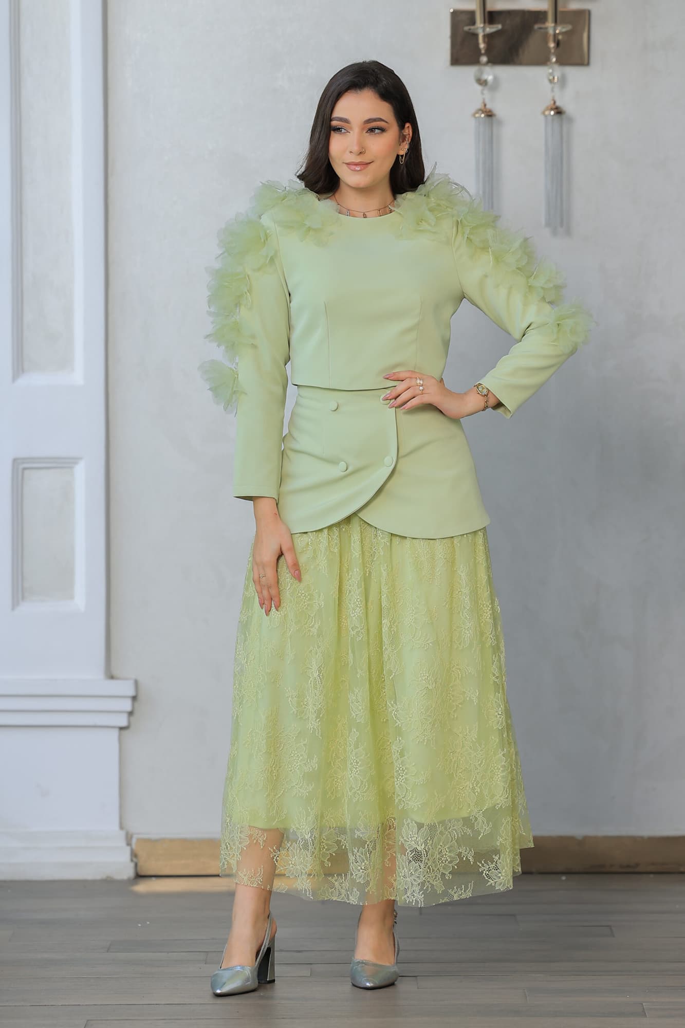 طقم تنورة مزين بورود كبيره على الاكمام