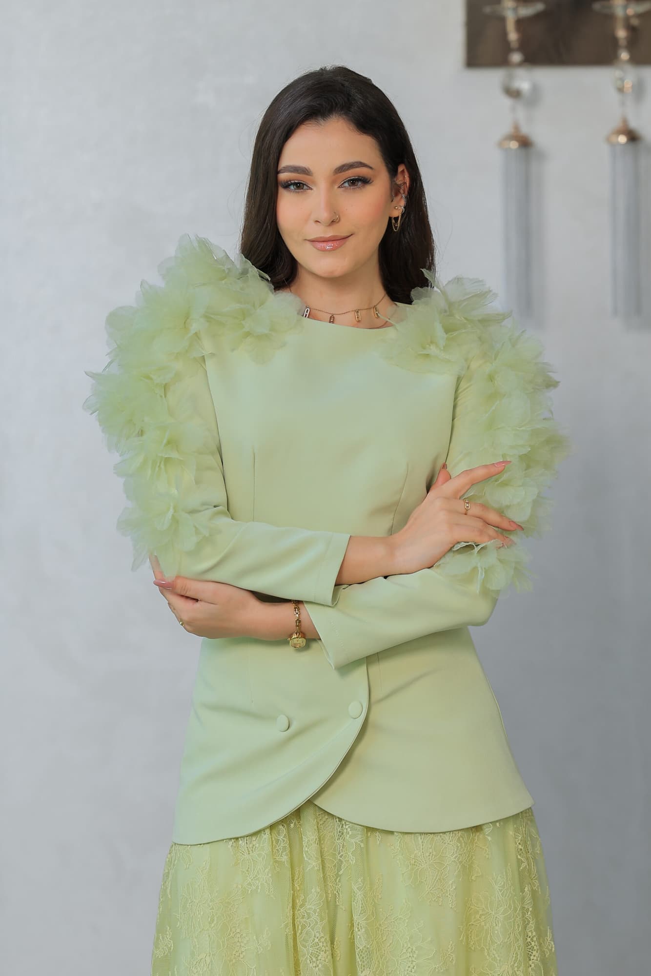 طقم تنورة مزين بورود كبيره على الاكمام