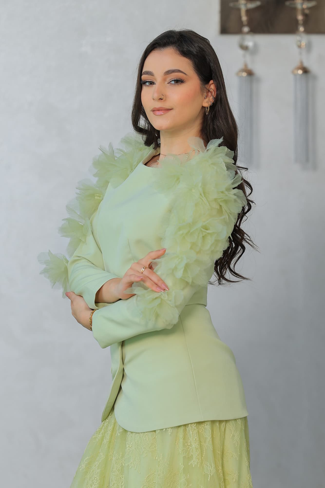 طقم تنورة مزين بورود كبيره على الاكمام