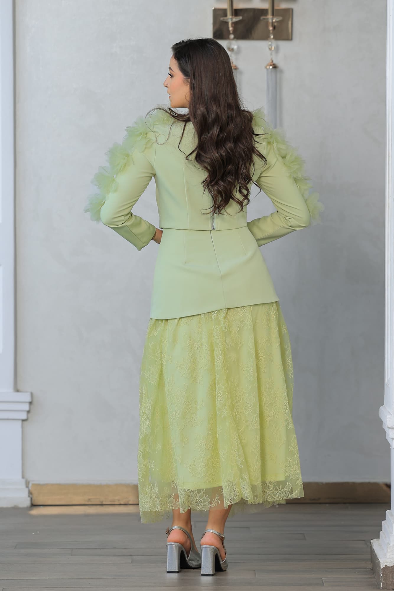 طقم تنورة مزين بورود كبيره على الاكمام