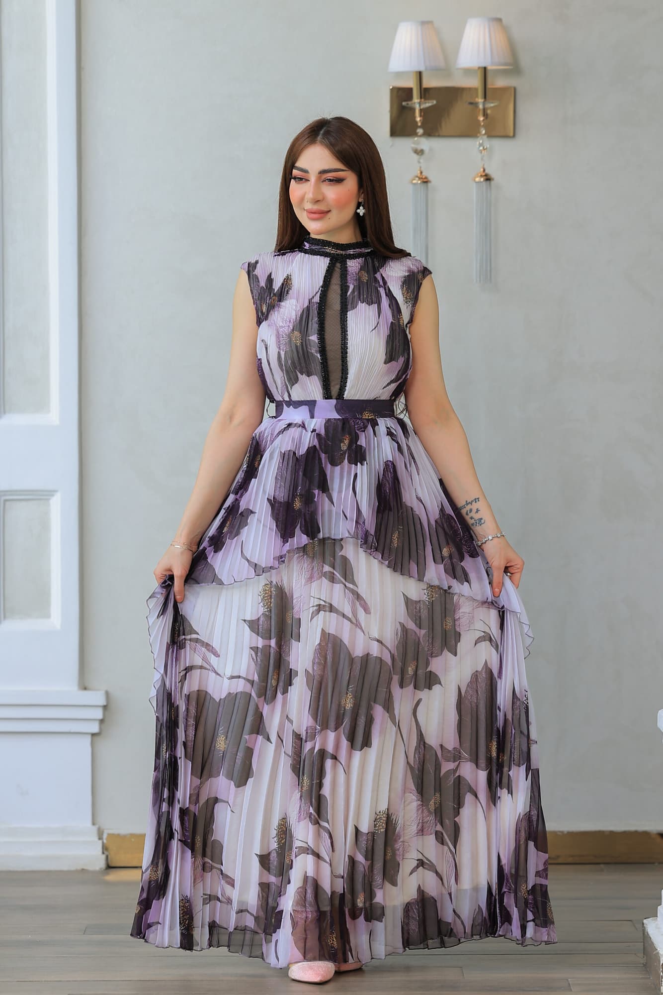 فستان طويل بثنيات ناعمه وطبعات زهور كبيره