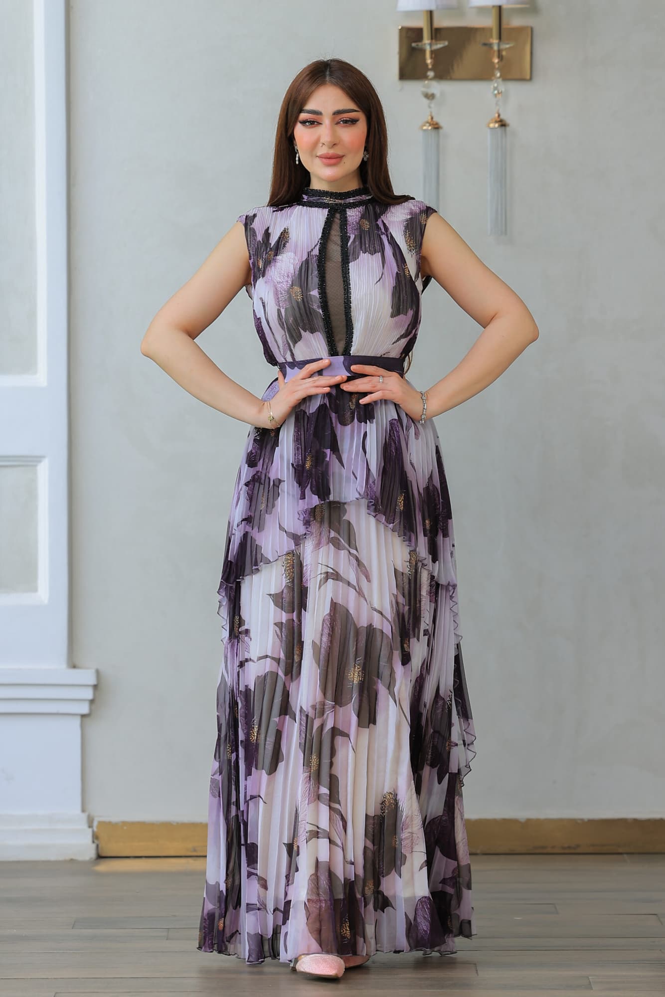 فستان طويل بثنيات ناعمه وطبعات زهور كبيره