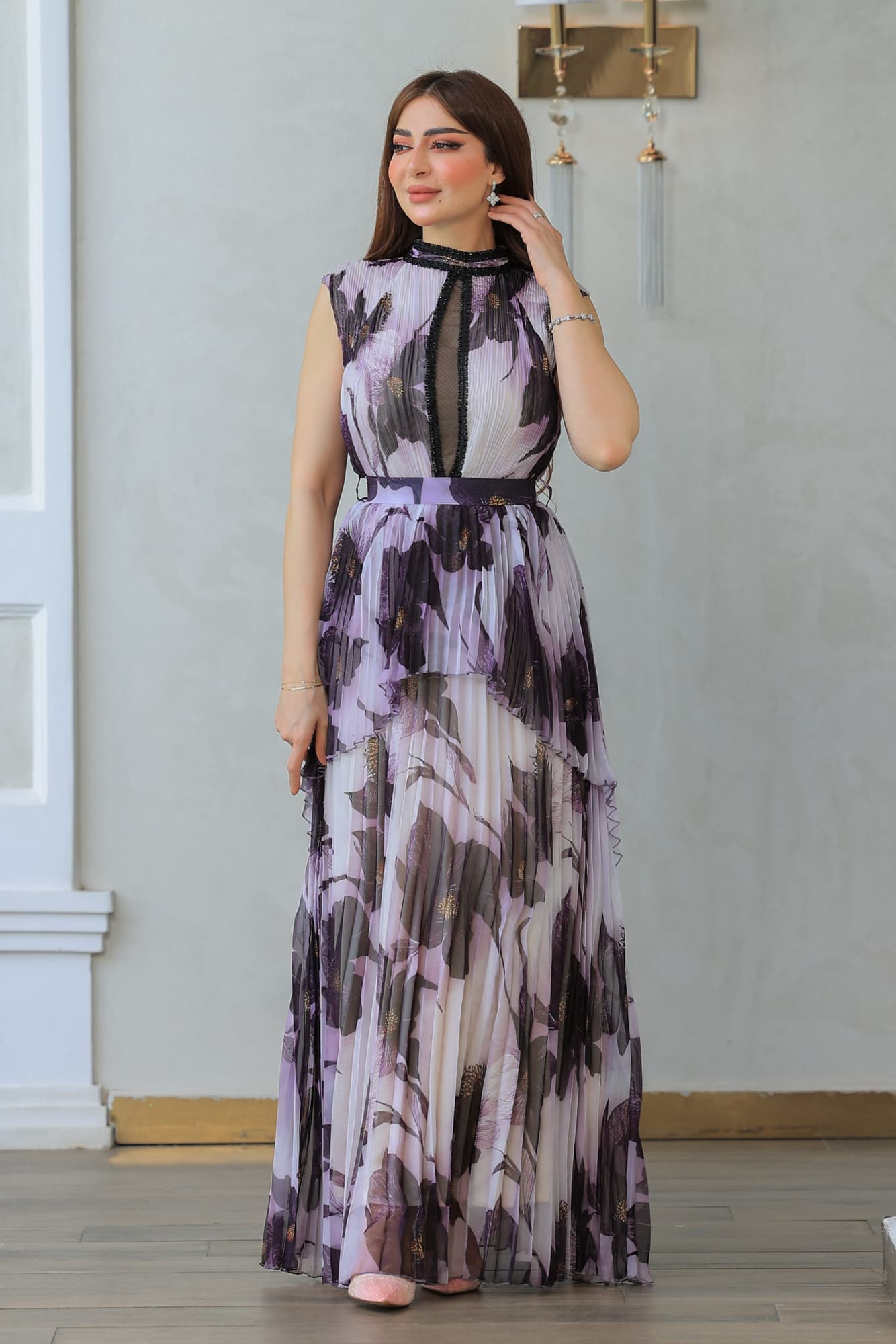 فستان طويل بثنيات ناعمه وطبعات زهور كبيره