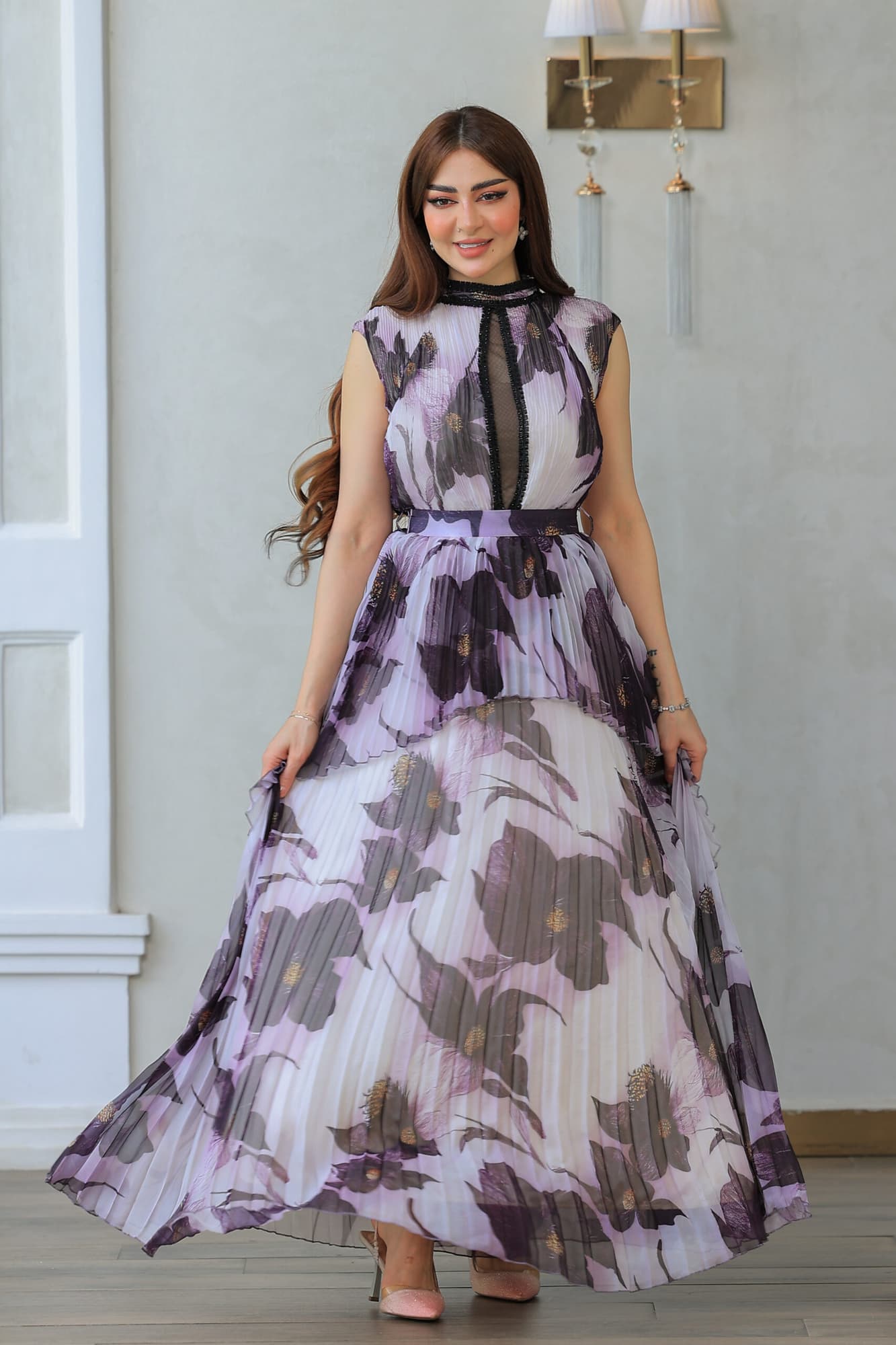 فستان طويل بثنيات ناعمه وطبعات زهور كبيره