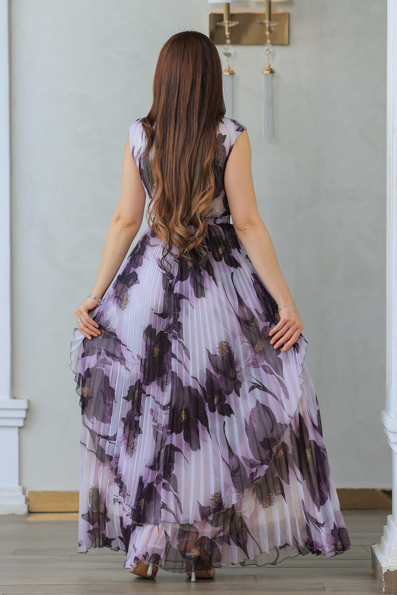 فستان طويل بثنيات ناعمه وطبعات زهور كبيره