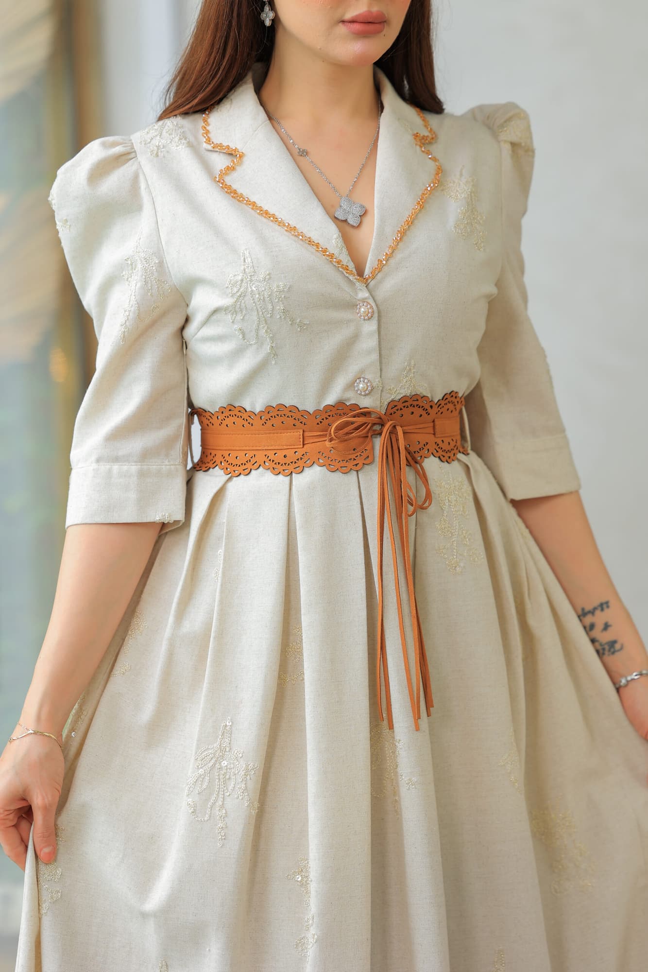 فستان طويل أنيق رسمي كلوش بياقة مطوية مزين بترتر بيج فاتح