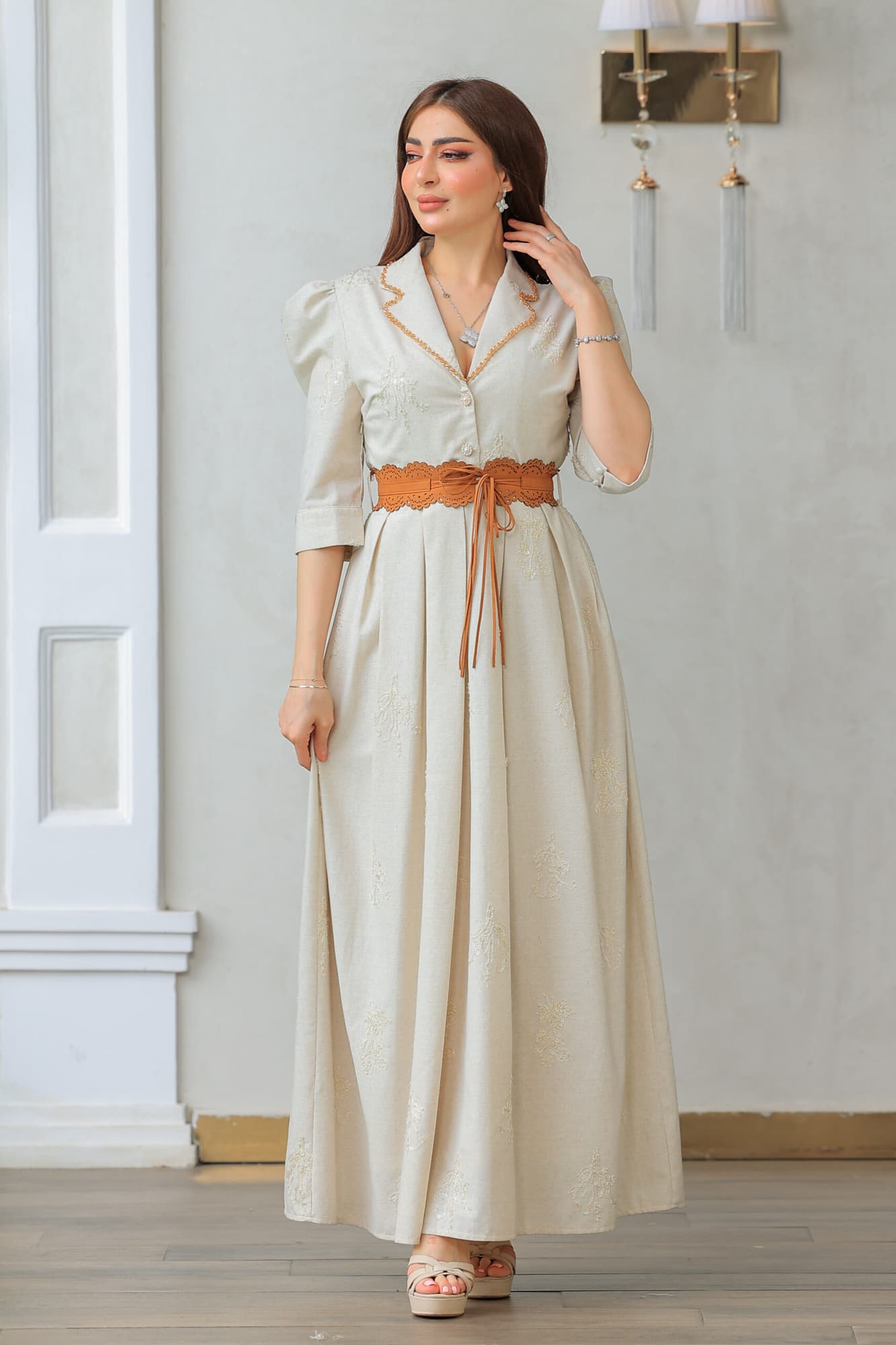 فستان طويل أنيق رسمي كلوش بياقة مطوية مزين بترتر