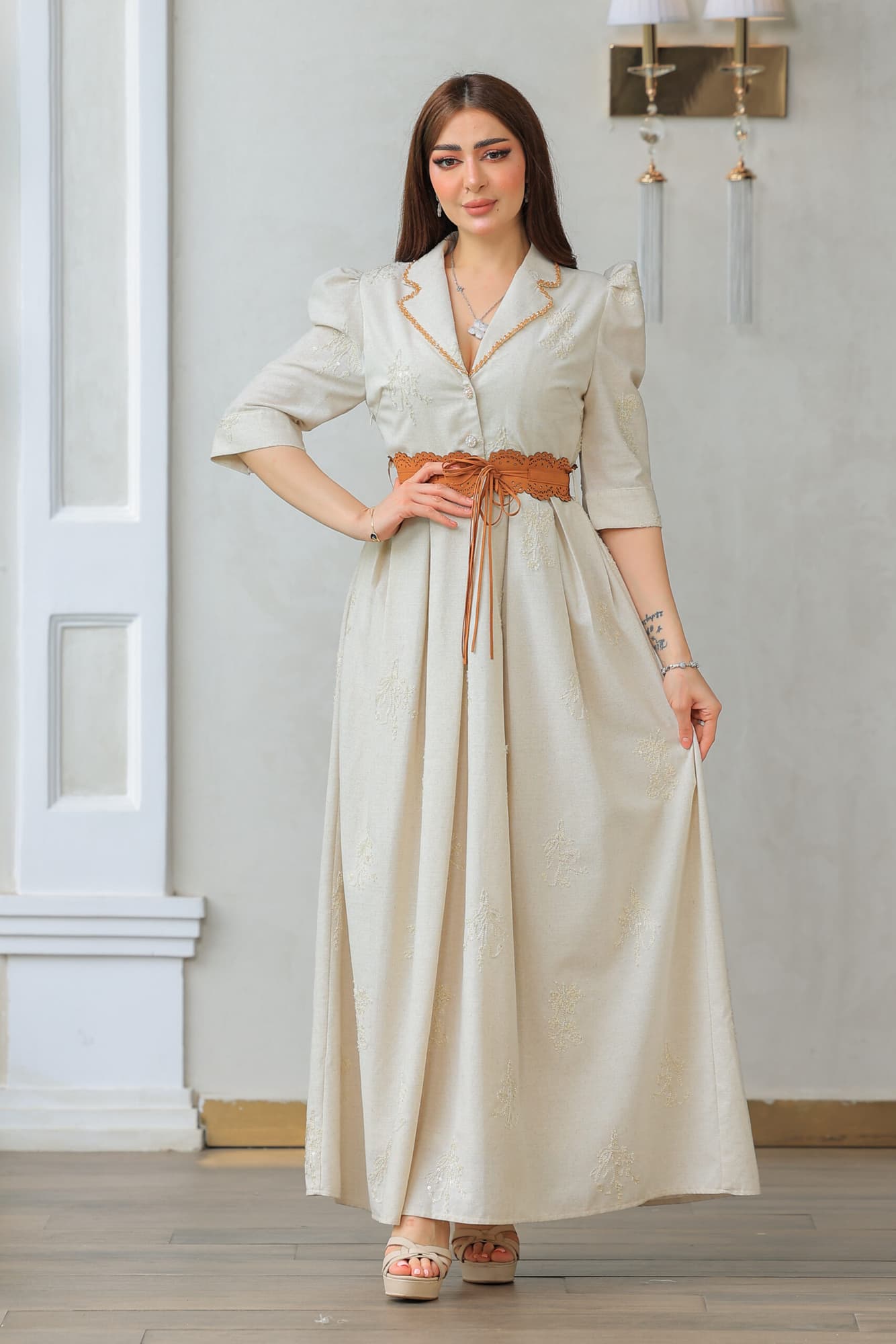 فستان طويل أنيق رسمي كلوش بياقة مطوية مزين بترتر