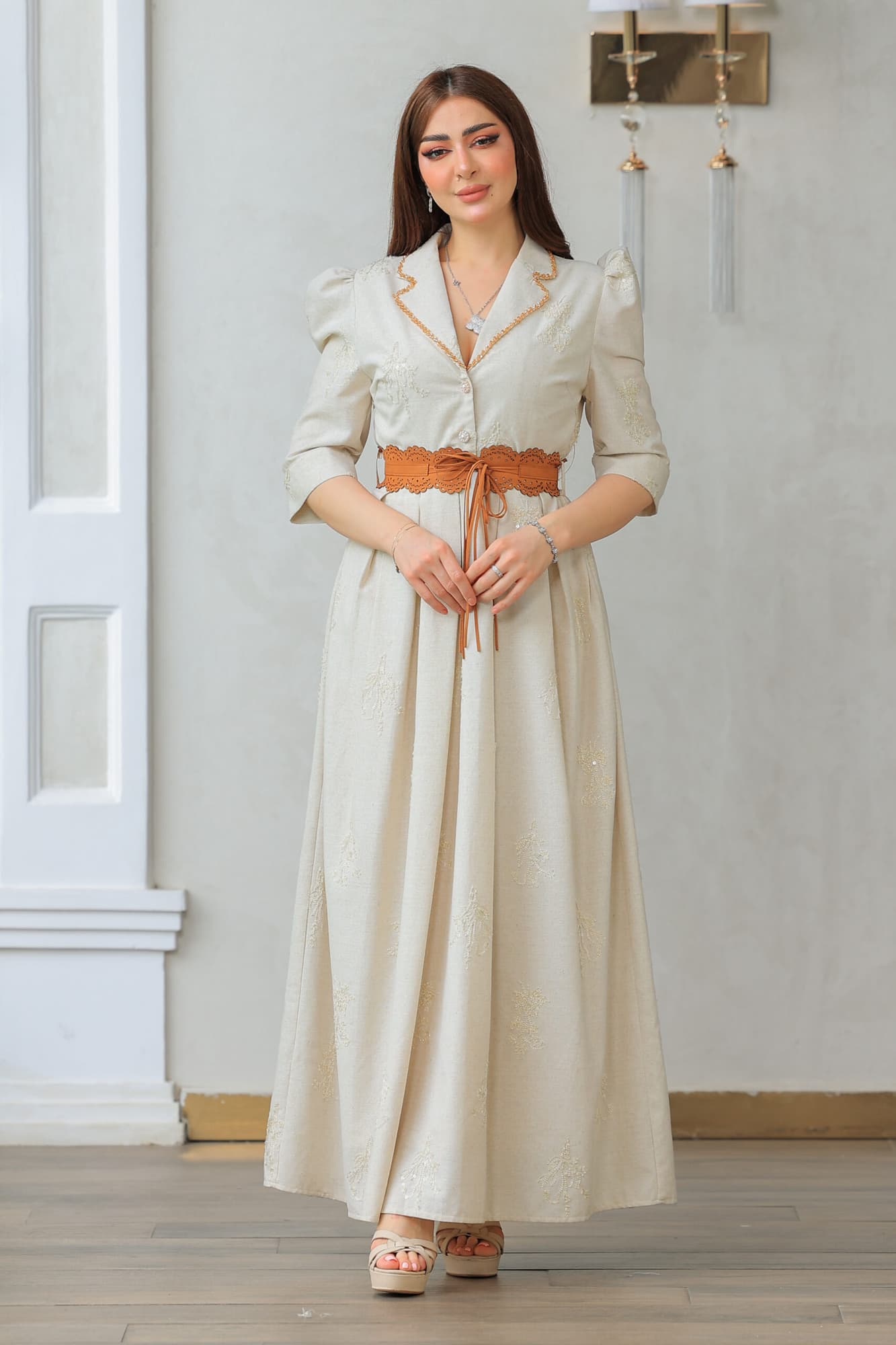 فستان طويل أنيق رسمي كلوش بياقة مطوية مزين بترتر