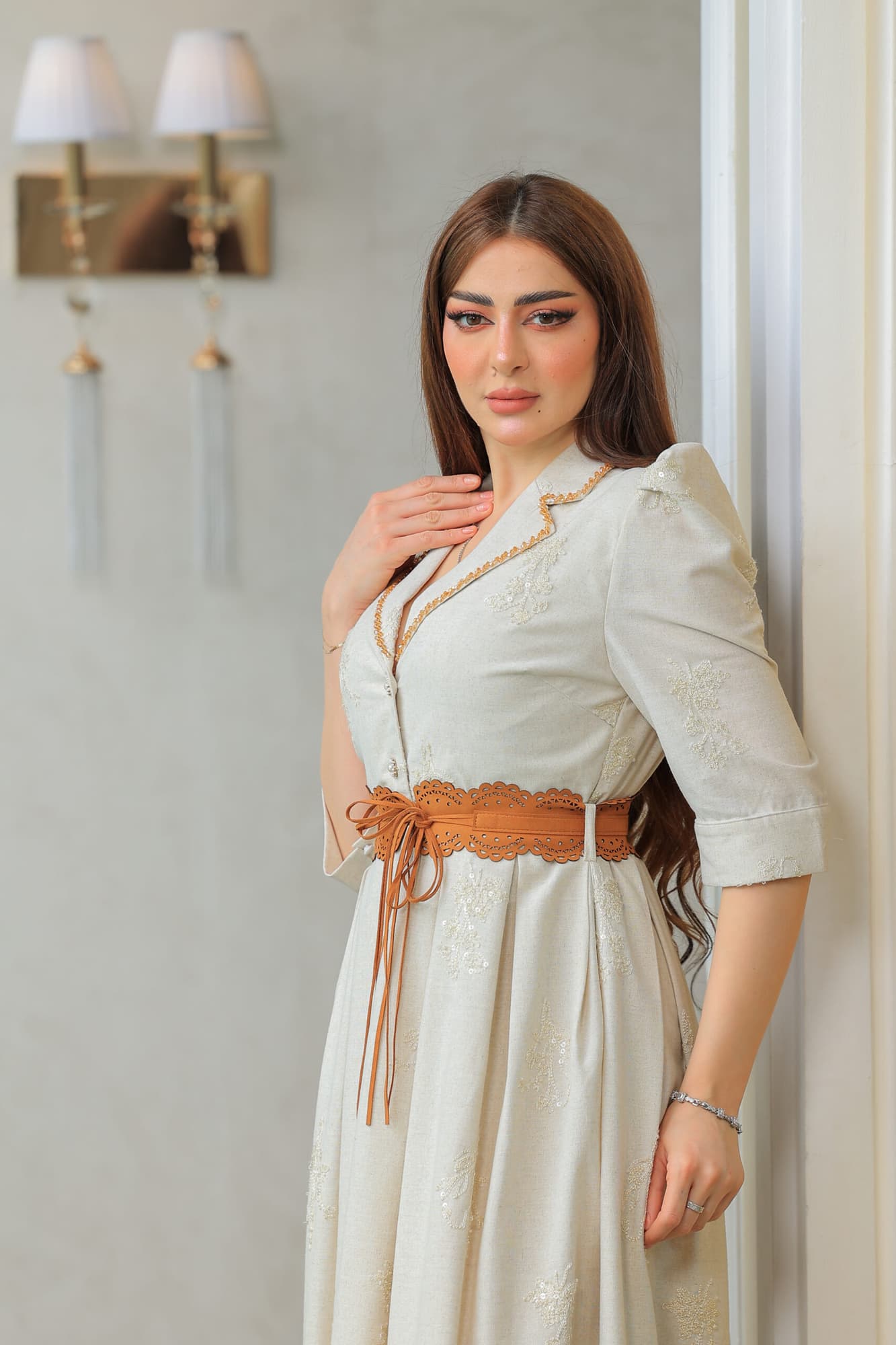 فستان طويل أنيق رسمي كلوش بياقة مطوية مزين بترتر