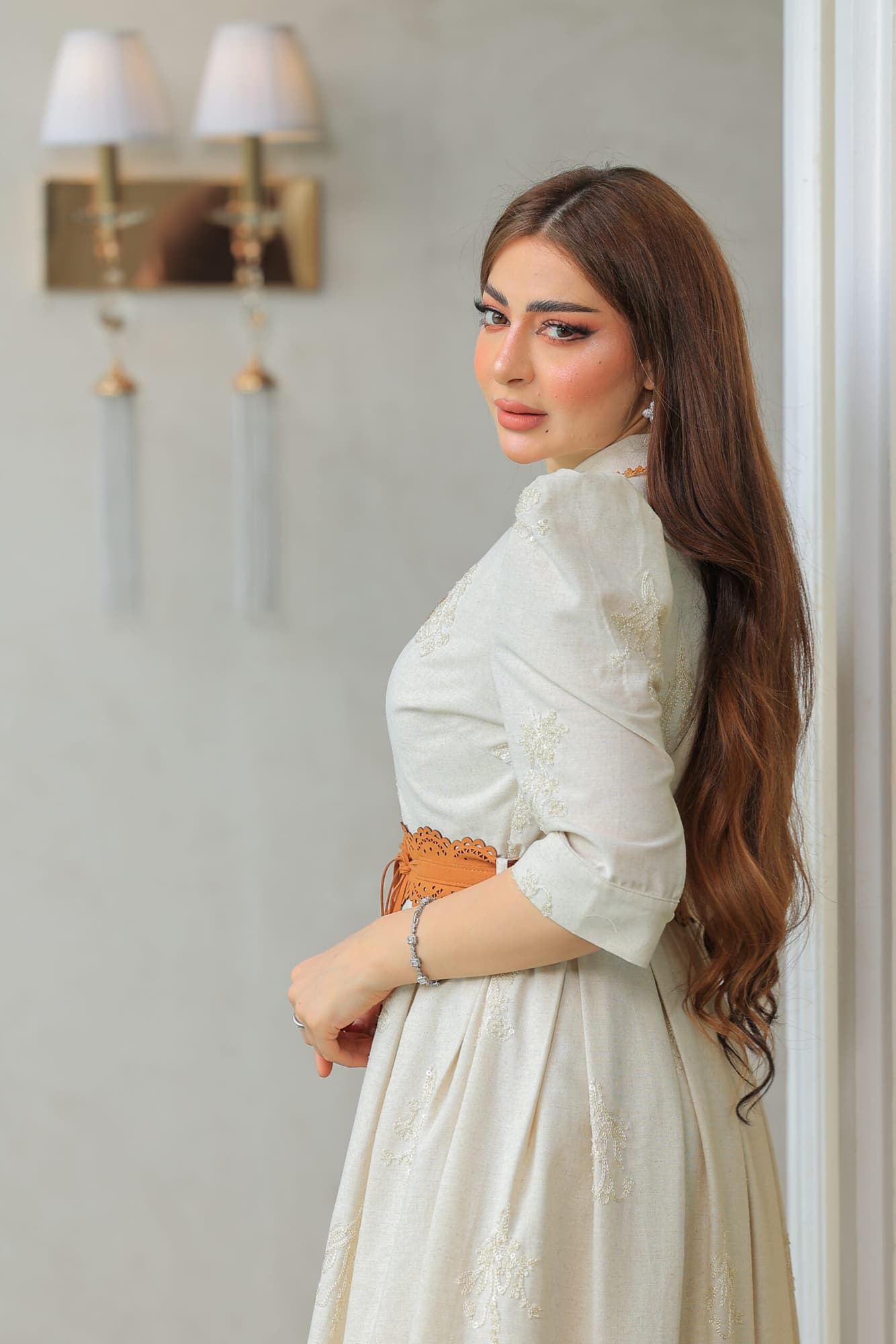 فستان طويل أنيق رسمي كلوش بياقة مطوية مزين بترتر