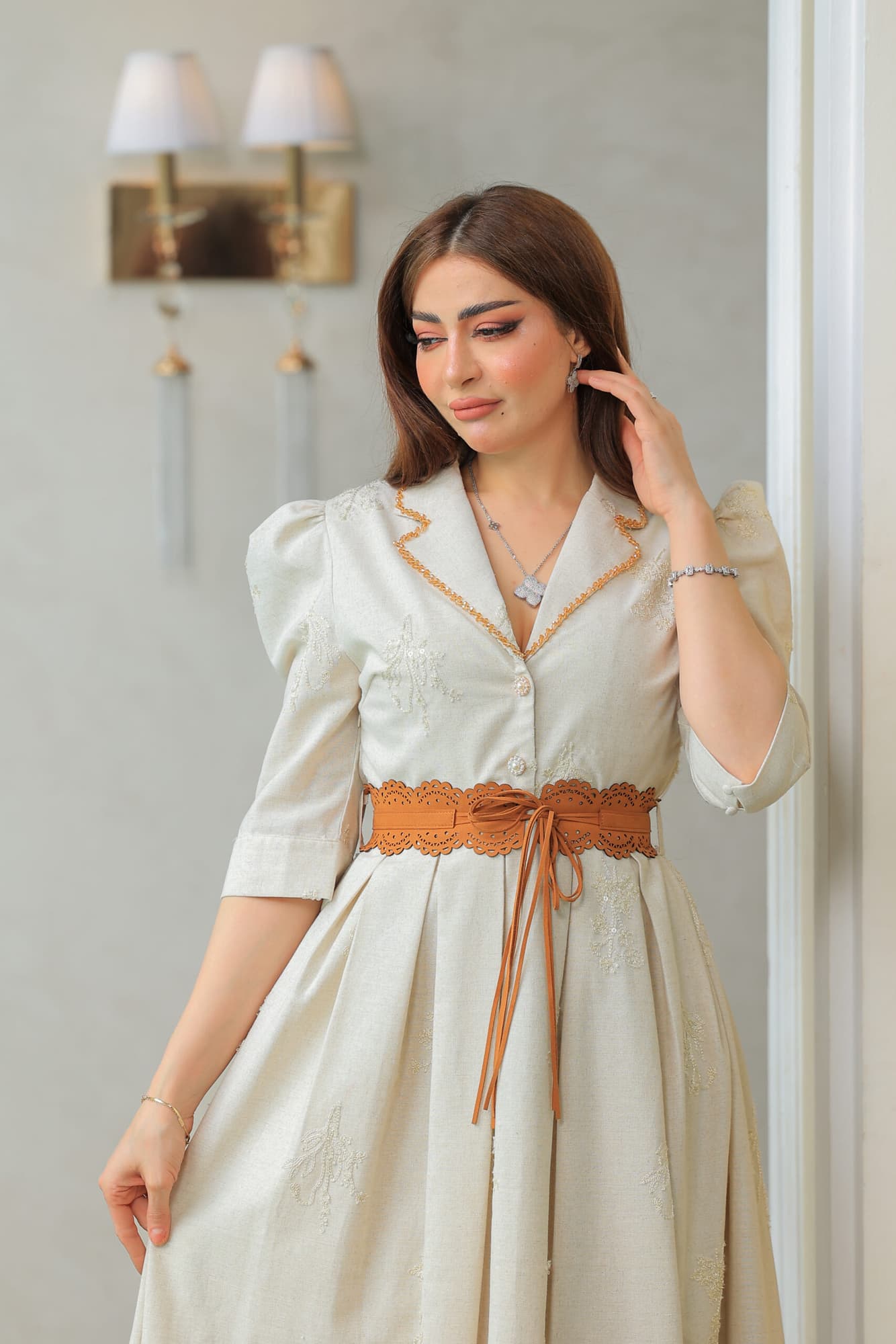 فستان طويل أنيق رسمي كلوش بياقة مطوية مزين بترتر