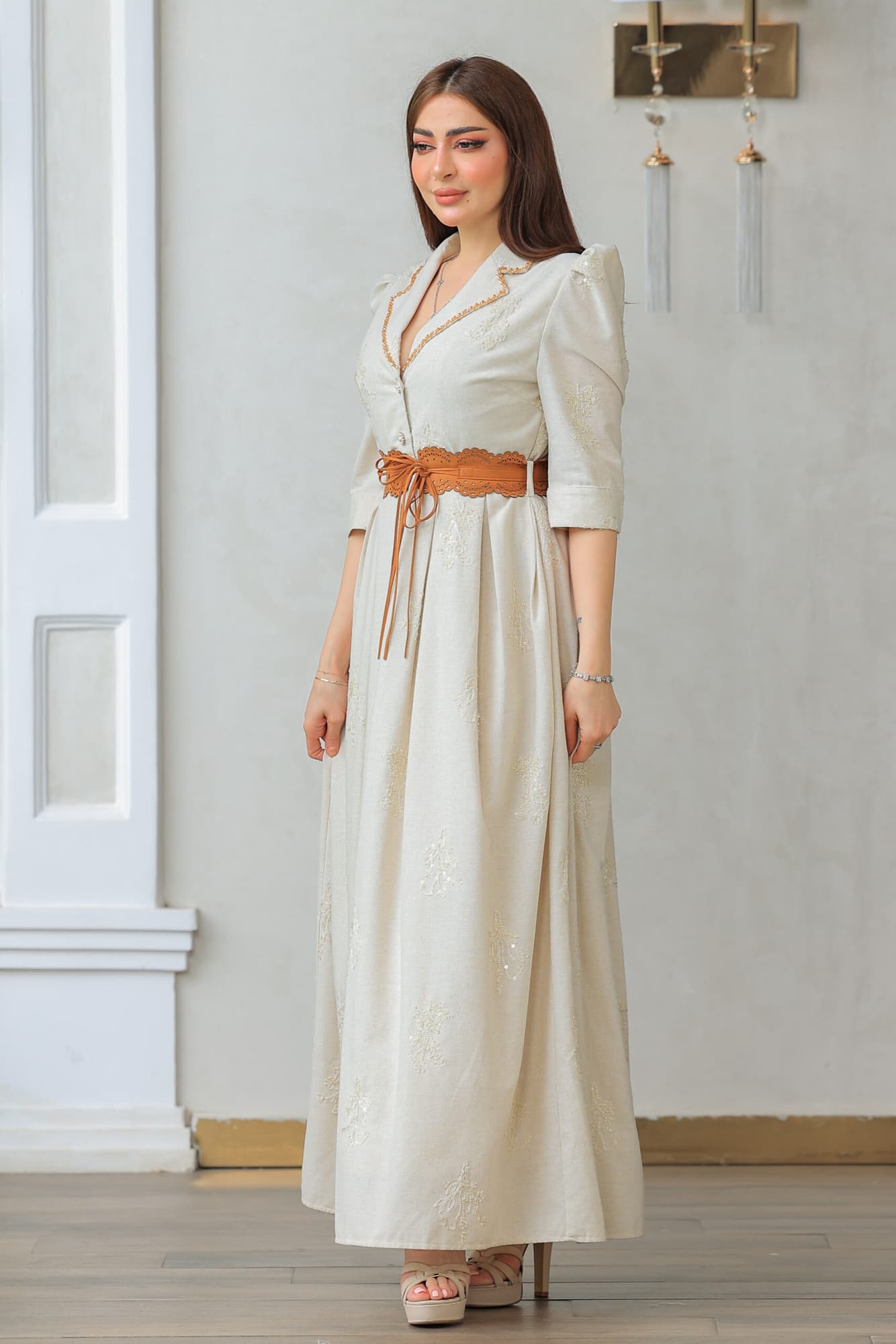 فستان طويل أنيق رسمي كلوش بياقة مطوية مزين بترتر