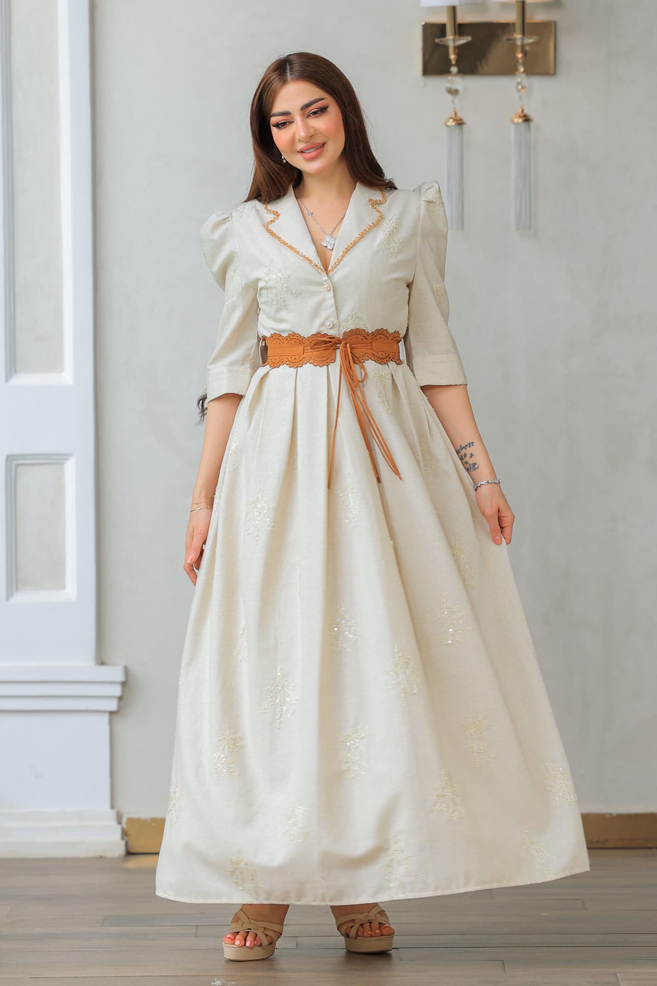 فستان طويل أنيق رسمي كلوش بياقة مطوية مزين بترتر