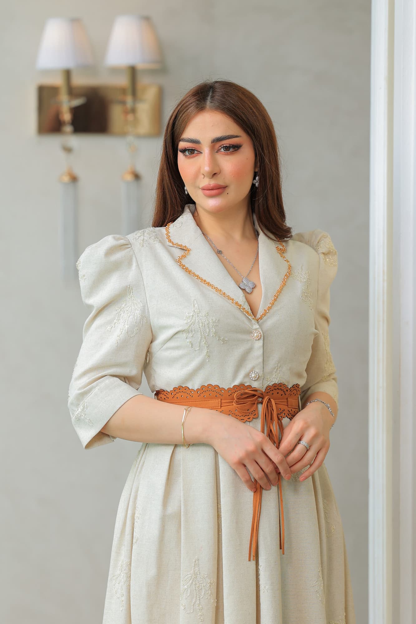 فستان طويل أنيق رسمي كلوش بياقة مطوية مزين بترتر