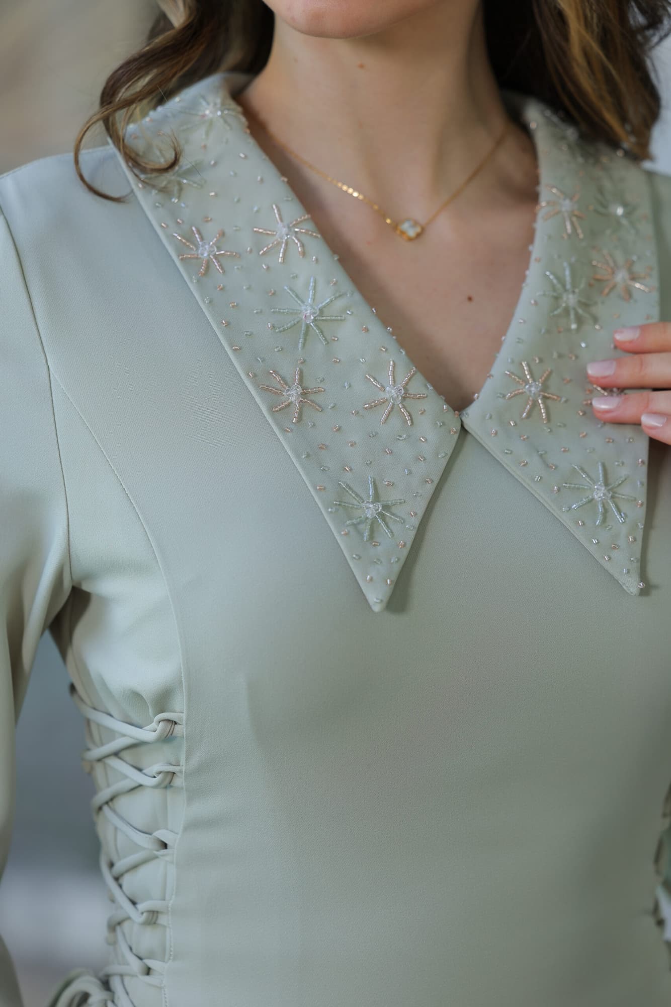 فستان ناعم بياقه مطرزة وربطه جانبيه مزمومه