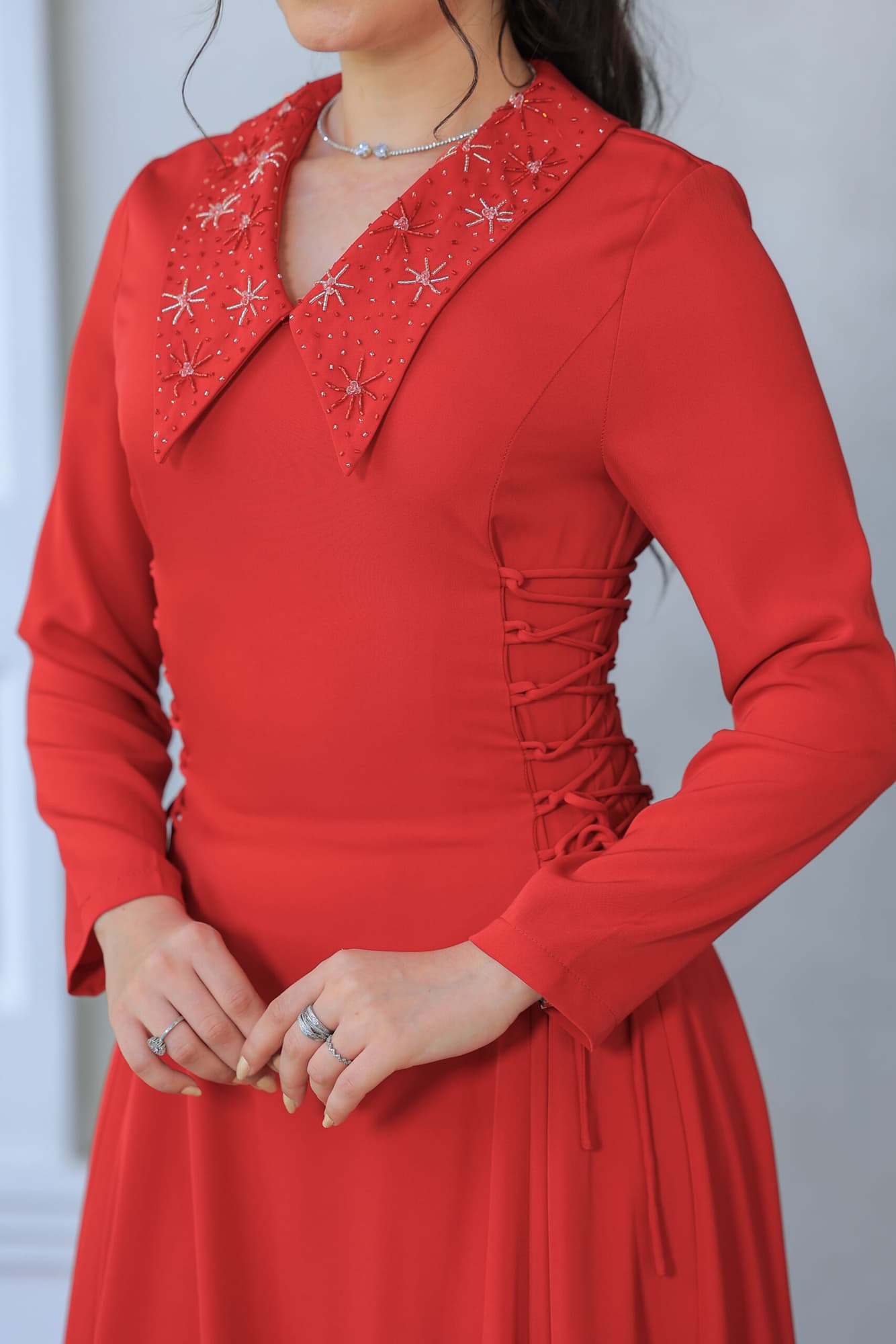 فستان ناعم بياقه مطرزة وربطه جانبيه مزمومه