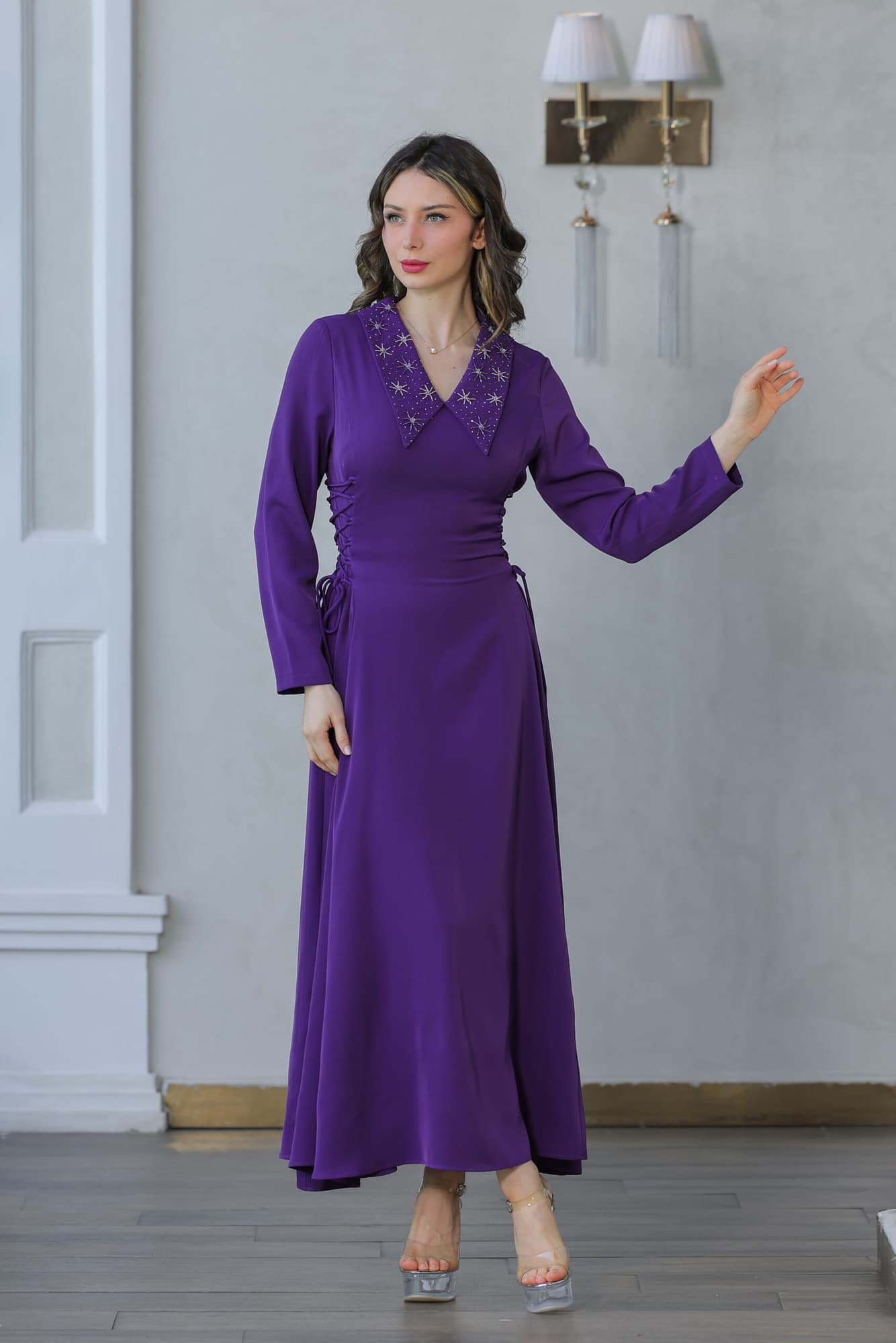 فستان ناعم بياقه مطرزة وربطه جانبيه مزمومه احمر