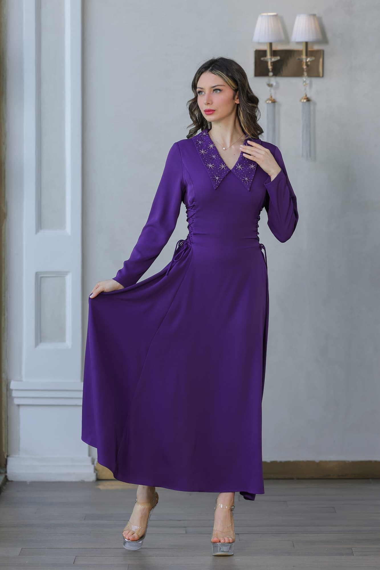 فستان ناعم بياقه مطرزة وربطه جانبيه مزمومه