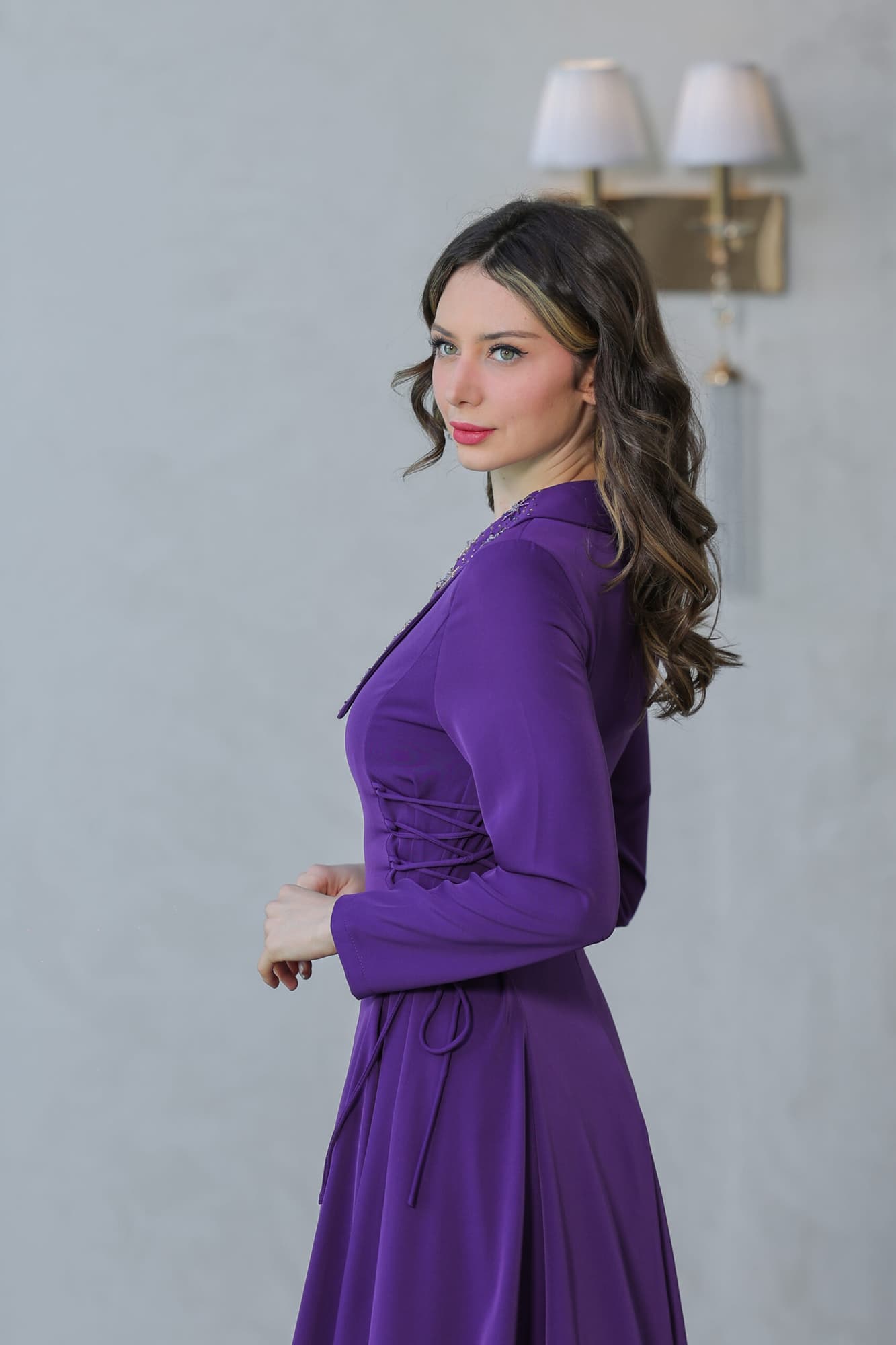 فستان ناعم بياقه مطرزة وربطه جانبيه مزمومه