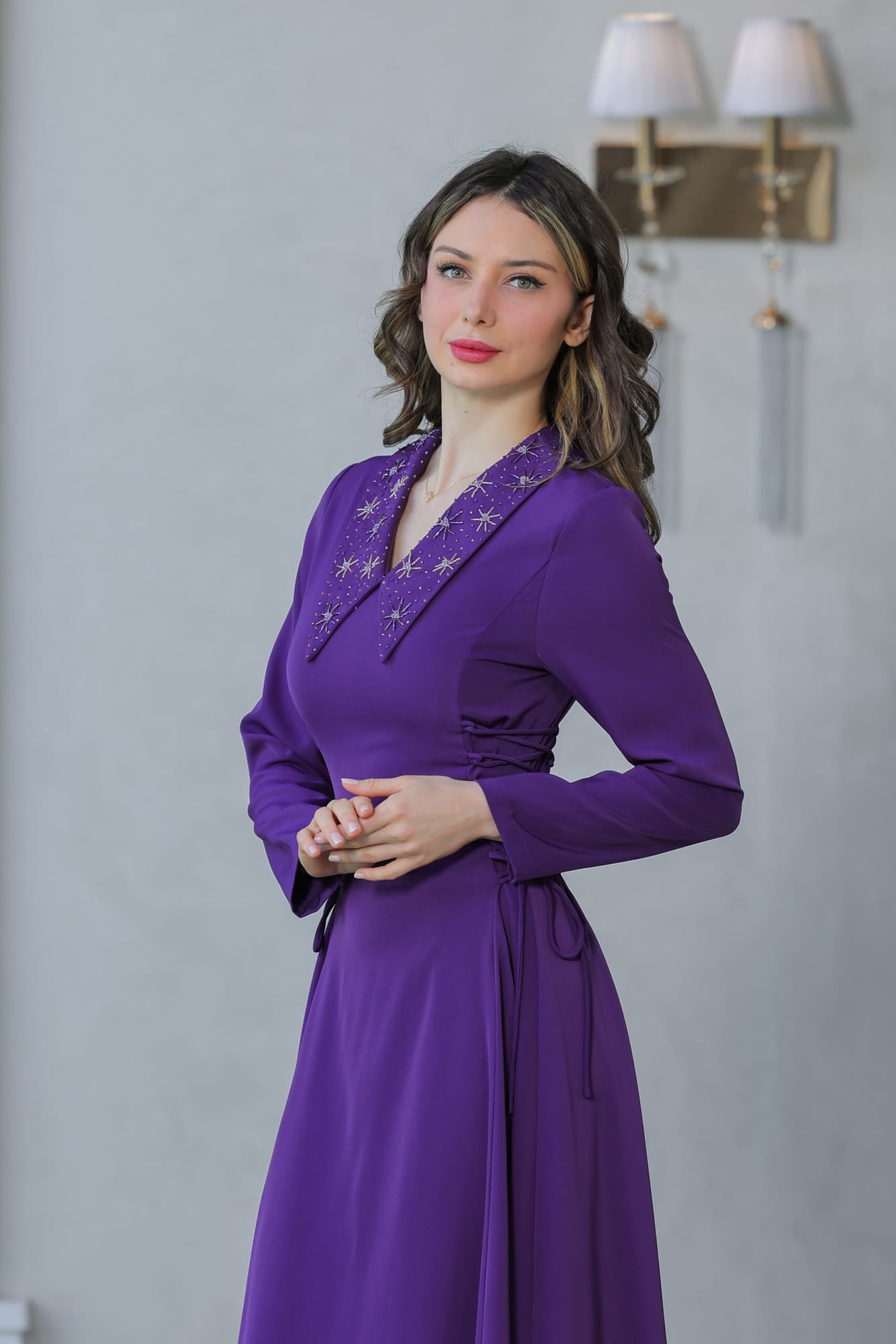 فستان ناعم بياقه مطرزة وربطه جانبيه مزمومه