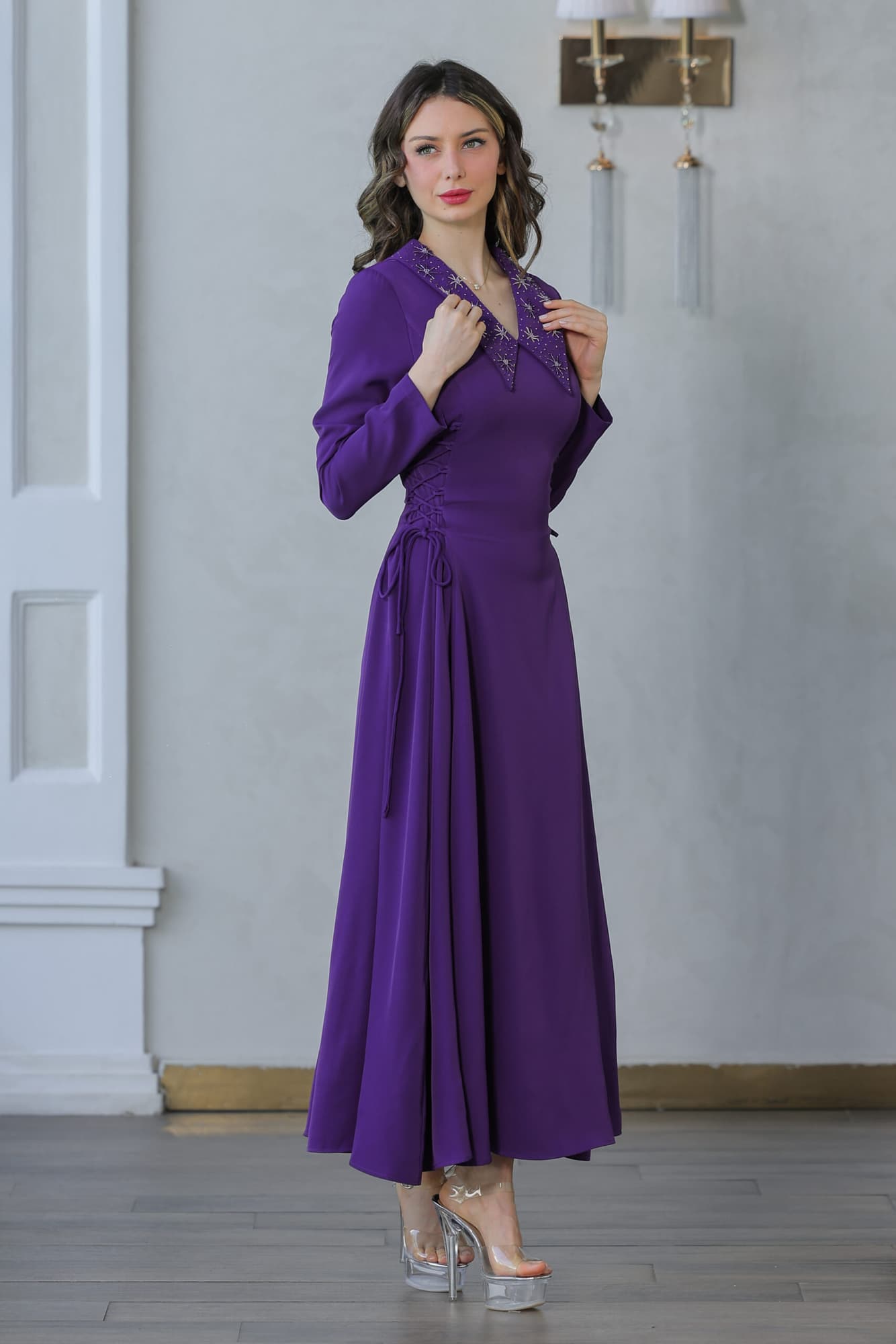 فستان ناعم بياقه مطرزة وربطه جانبيه مزمومه