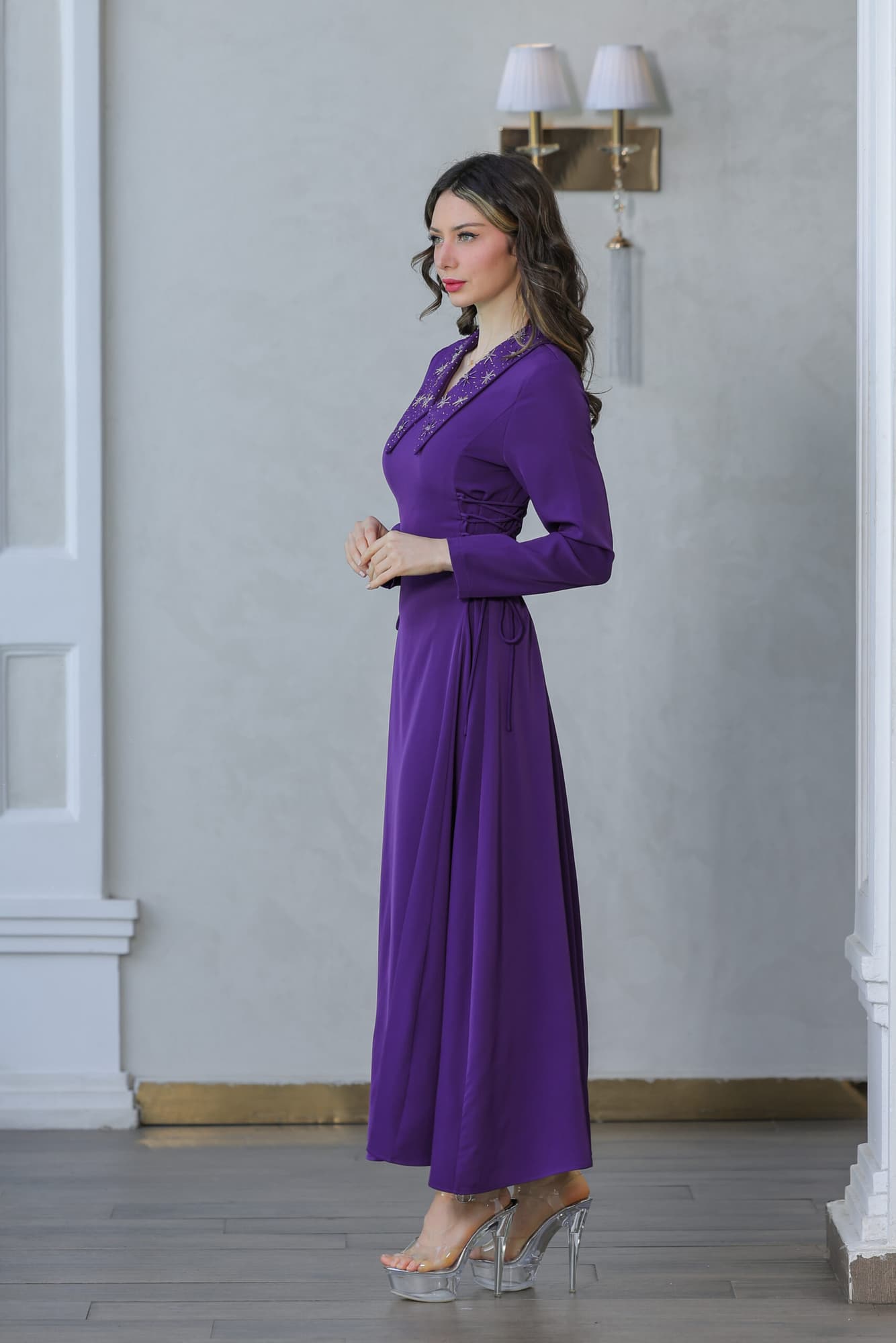 فستان ناعم بياقه مطرزة وربطه جانبيه مزمومه