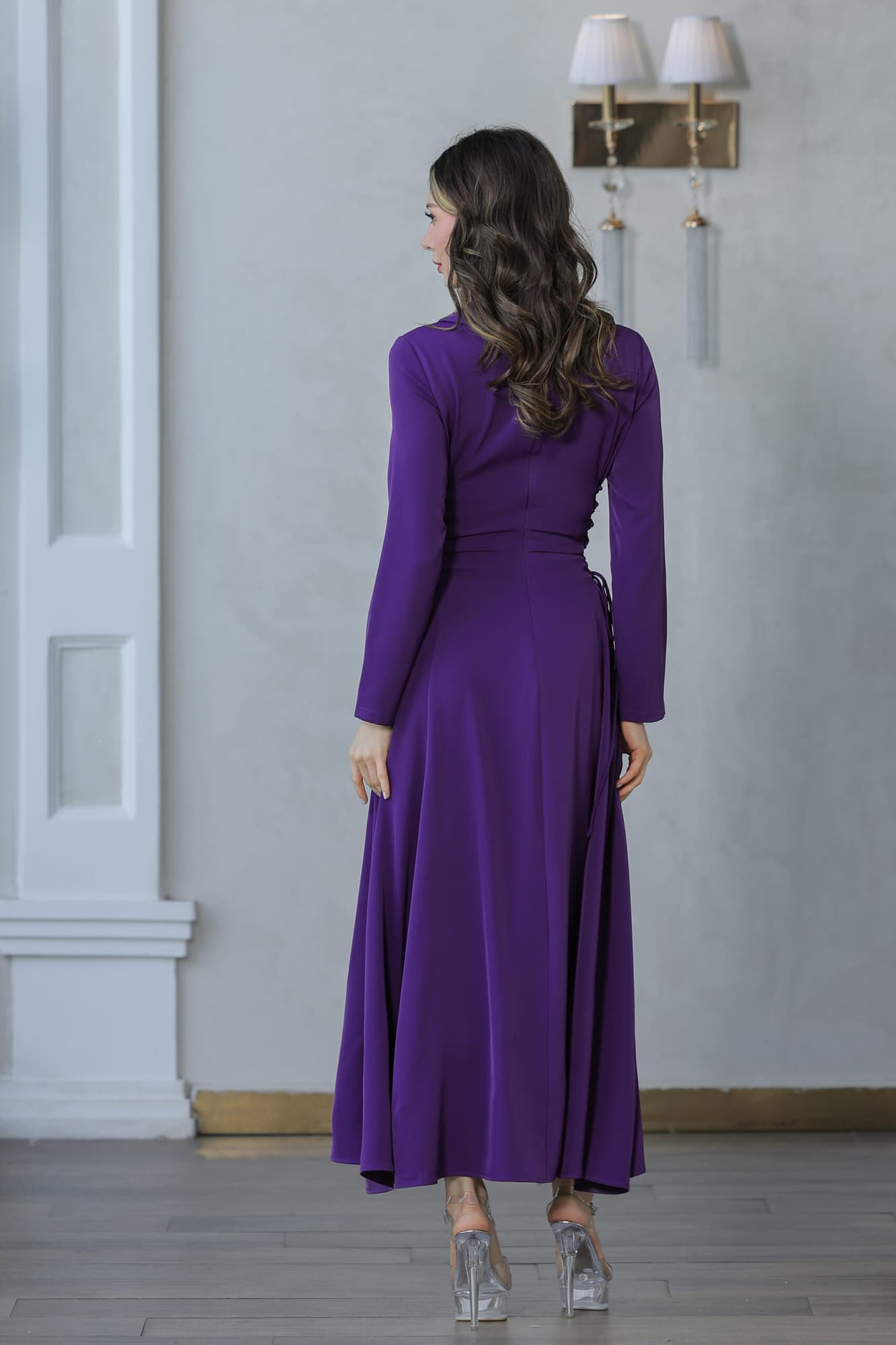 فستان ناعم بياقه مطرزة وربطه جانبيه مزمومه