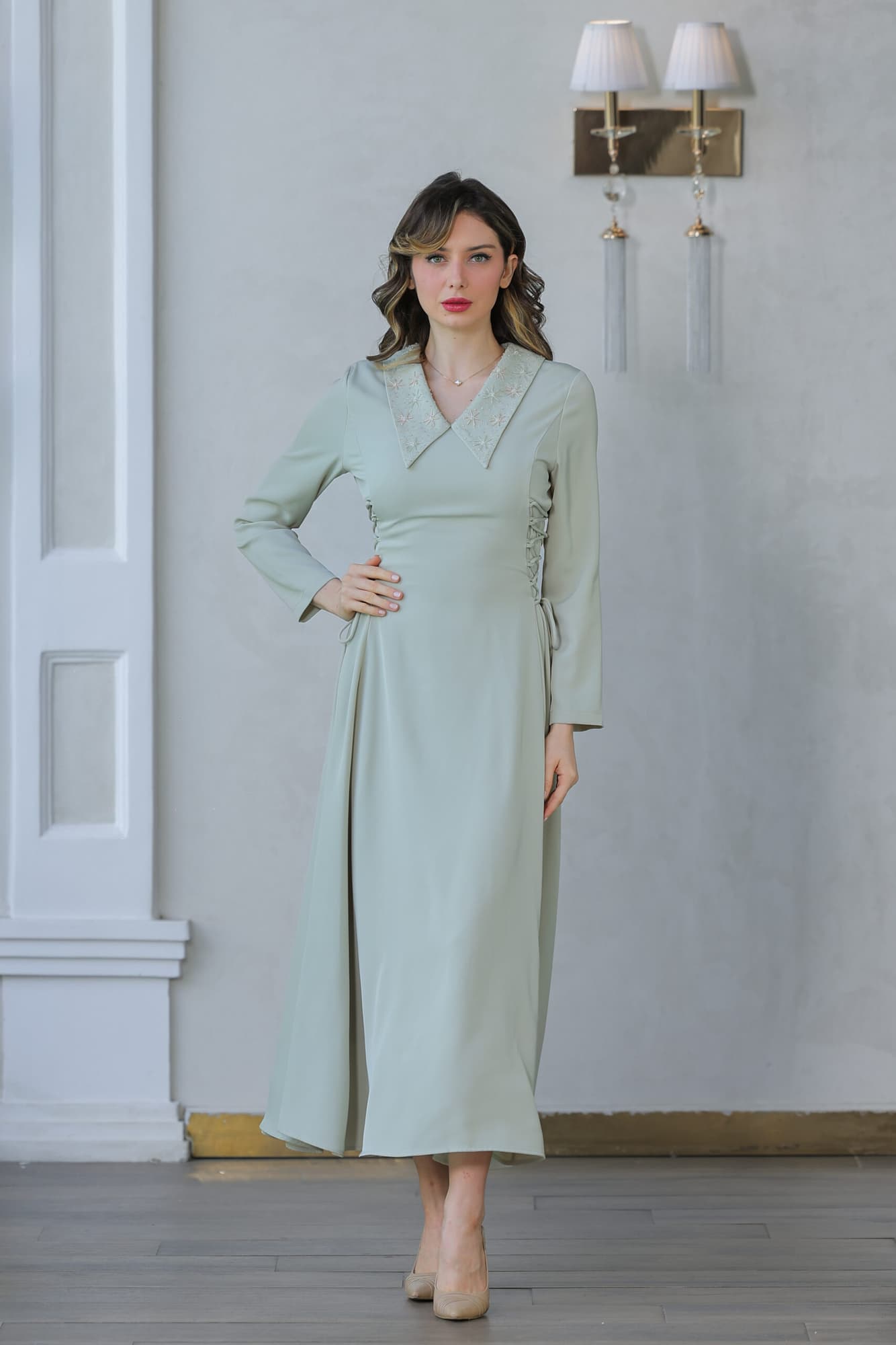 فستان ناعم بياقه مطرزة وربطه جانبيه مزمومه