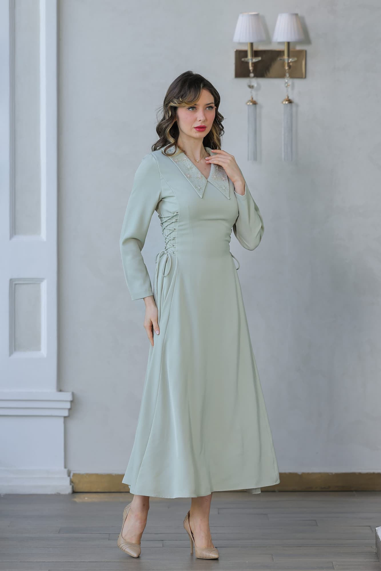 فستان ناعم بياقه مطرزة وربطه جانبيه مزمومه