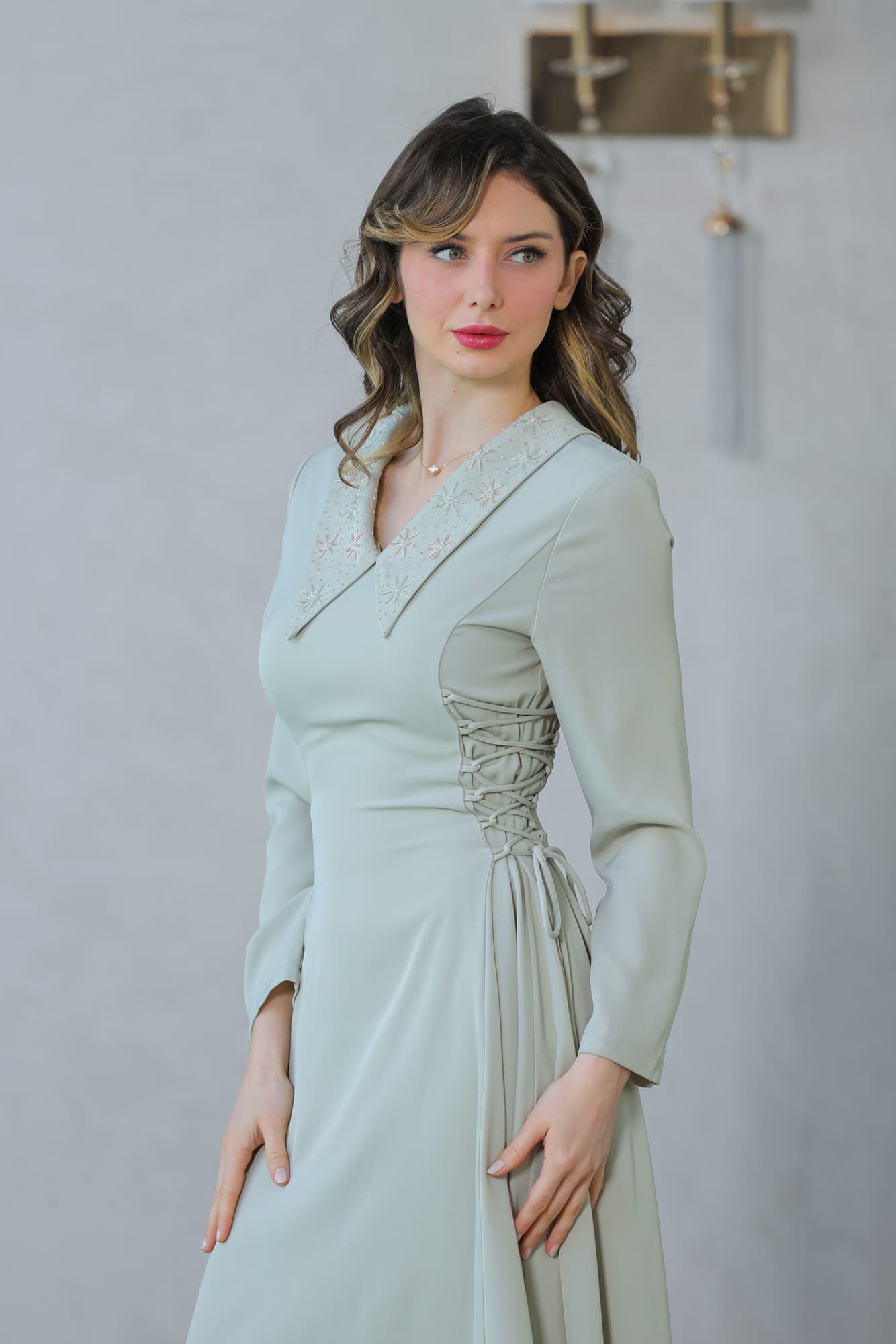 فستان ناعم بياقه مطرزة وربطه جانبيه مزمومه