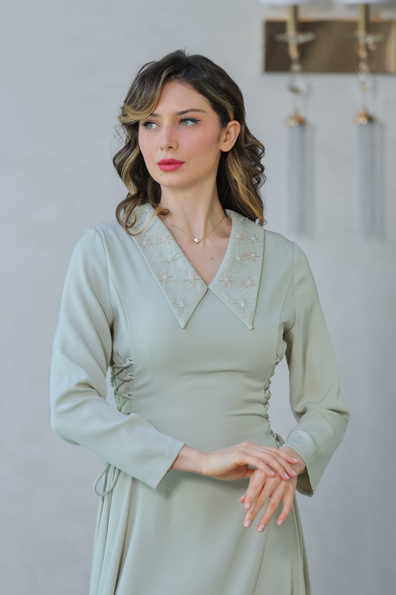 فستان ناعم بياقه مطرزة وربطه جانبيه مزمومه