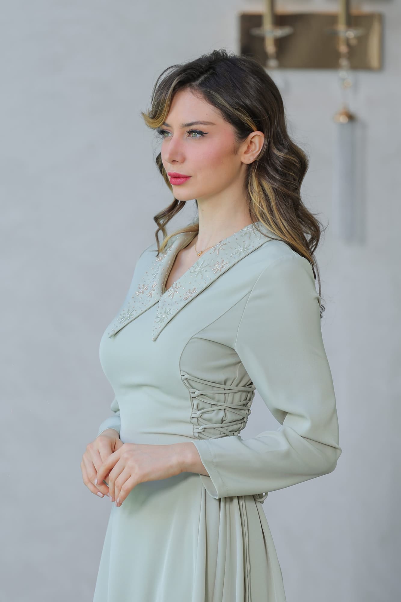 فستان ناعم بياقه مطرزة وربطه جانبيه مزمومه