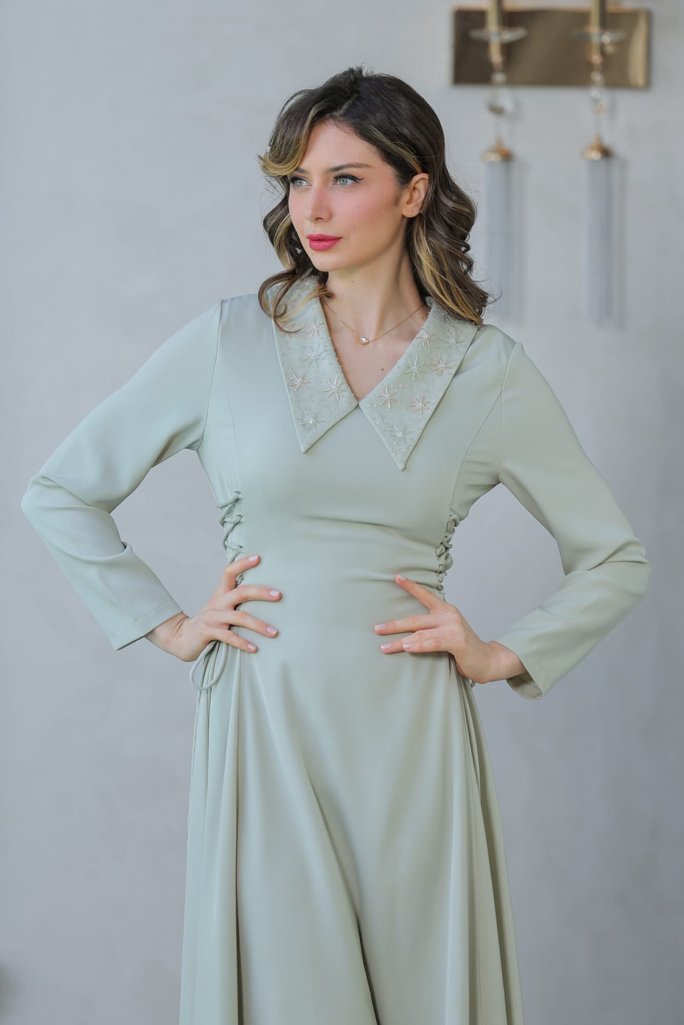 فستان ناعم بياقه مطرزة وربطه جانبيه مزمومه