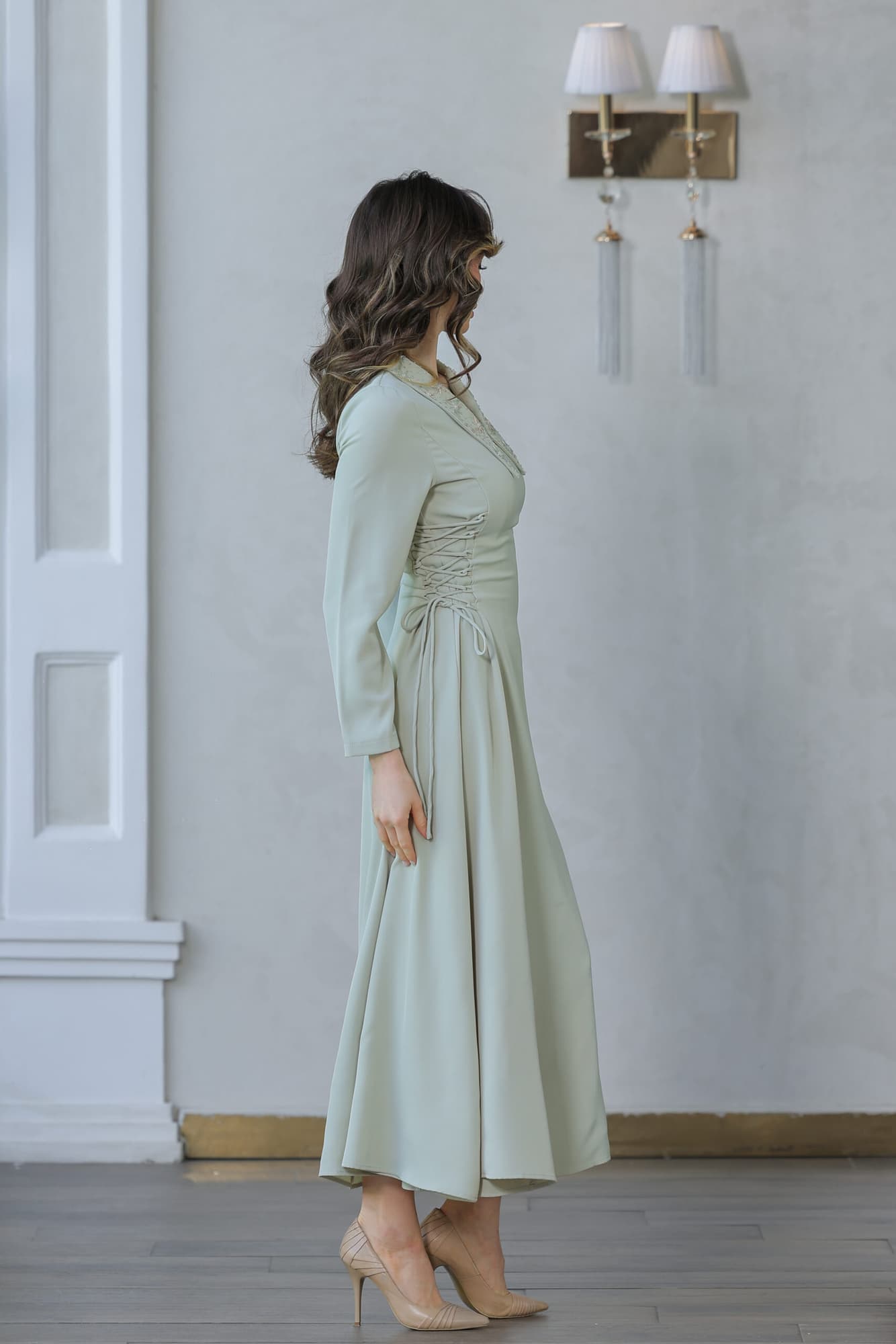 فستان ناعم بياقه مطرزة وربطه جانبيه مزمومه