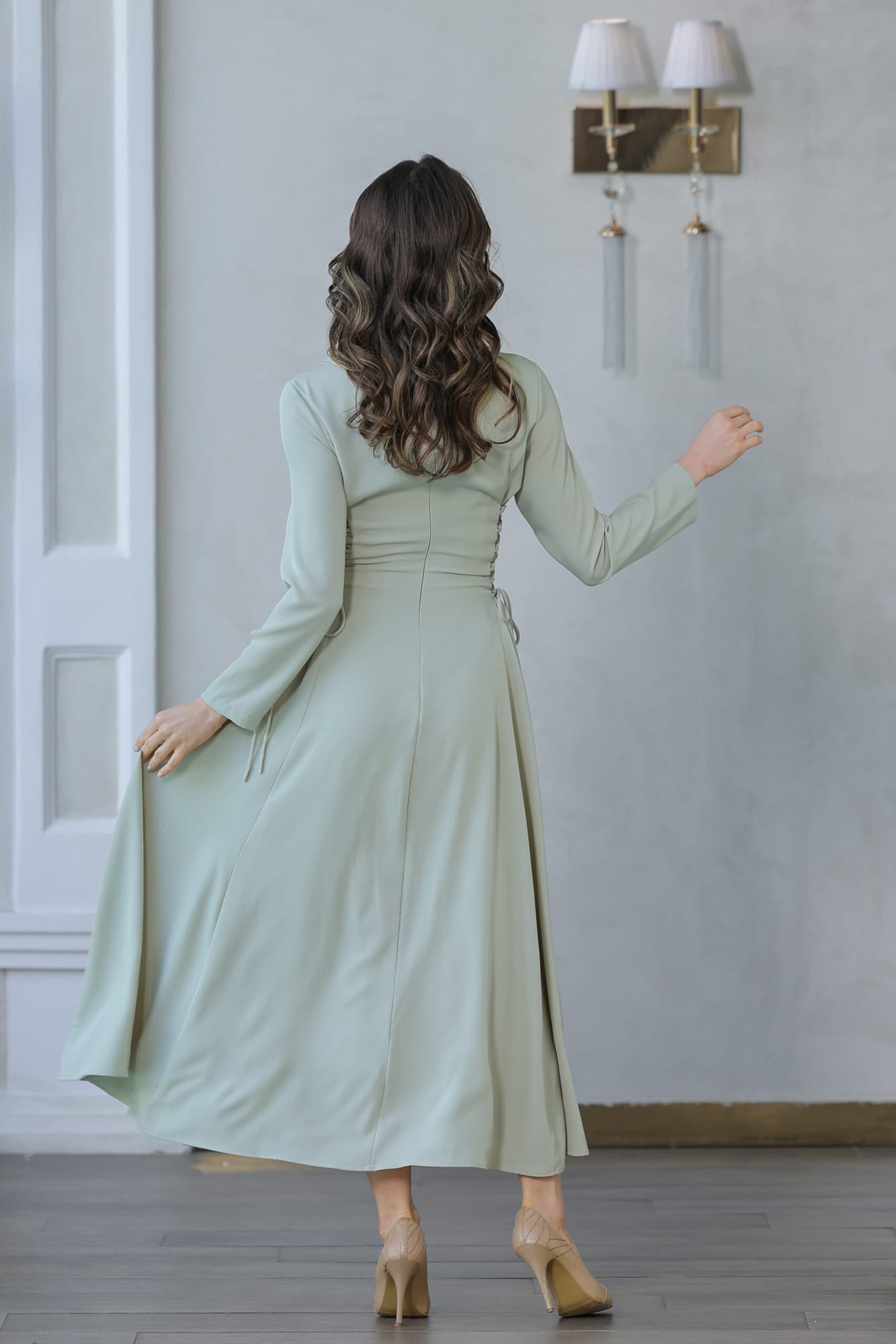 فستان ناعم بياقه مطرزة وربطه جانبيه مزمومه