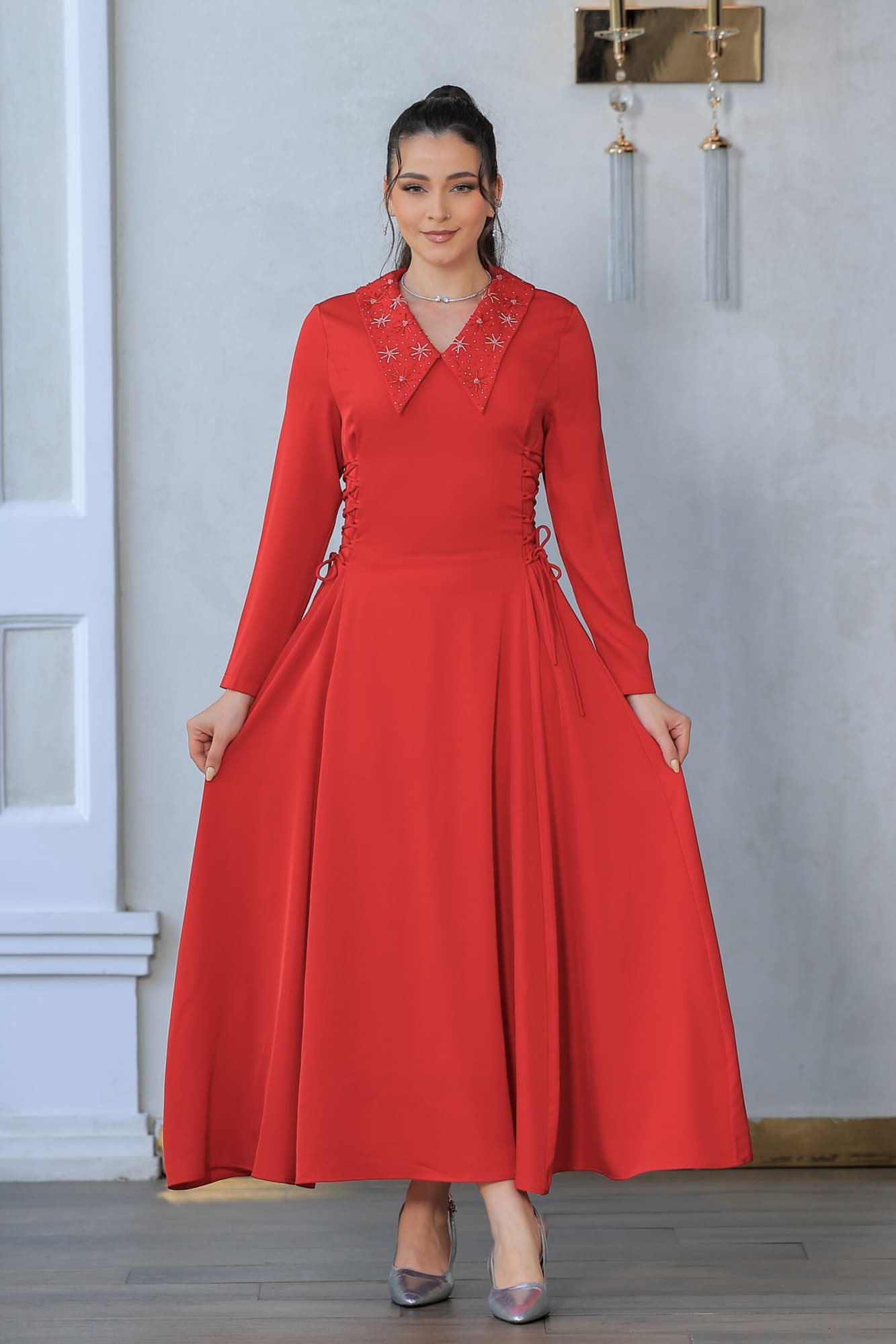 فستان ناعم بياقه مطرزة وربطه جانبيه مزمومه