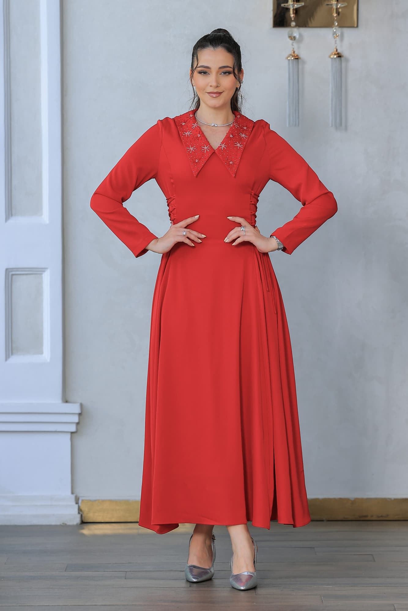 فستان ناعم بياقه مطرزة وربطه جانبيه مزمومه