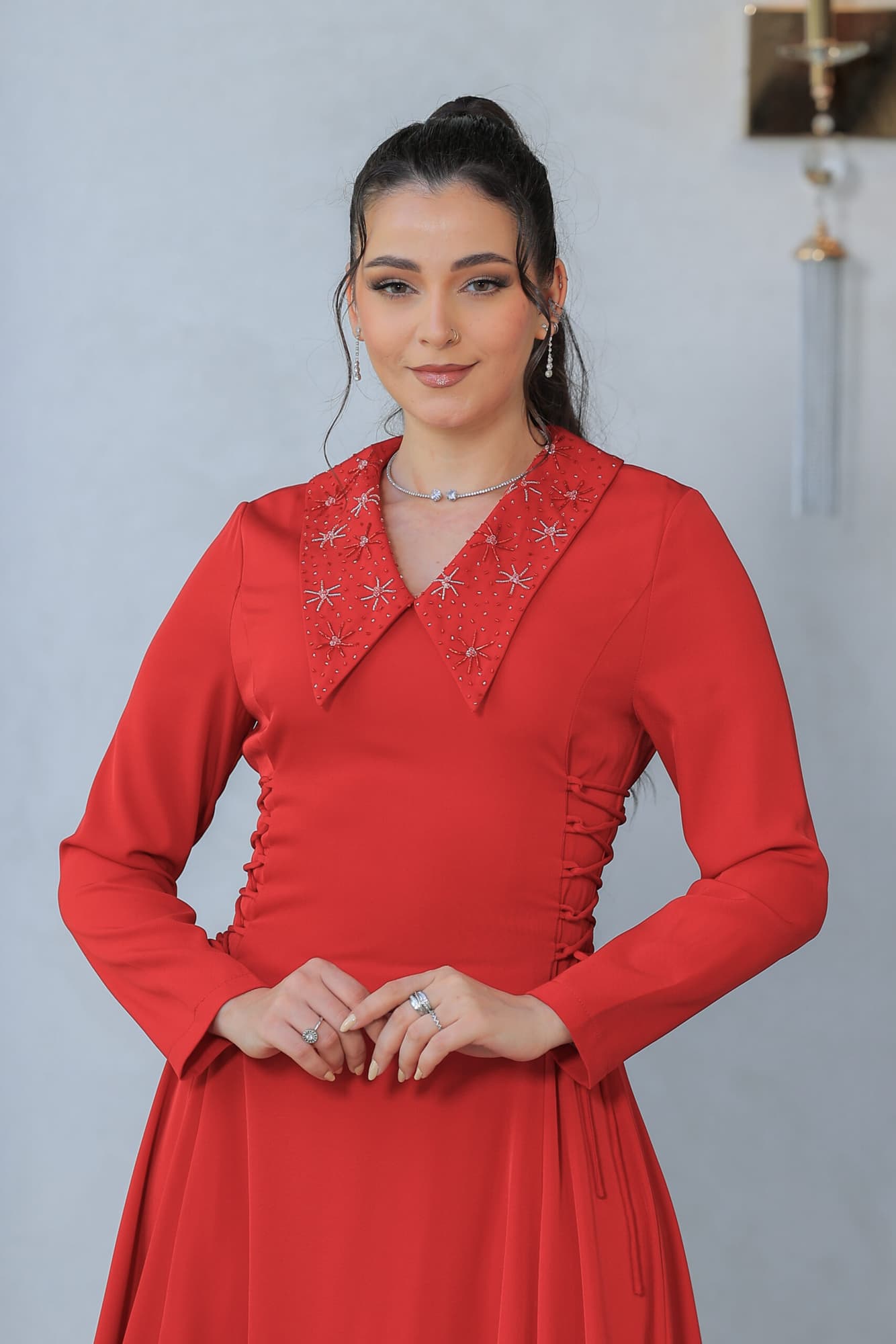 فستان ناعم بياقه مطرزة وربطه جانبيه مزمومه