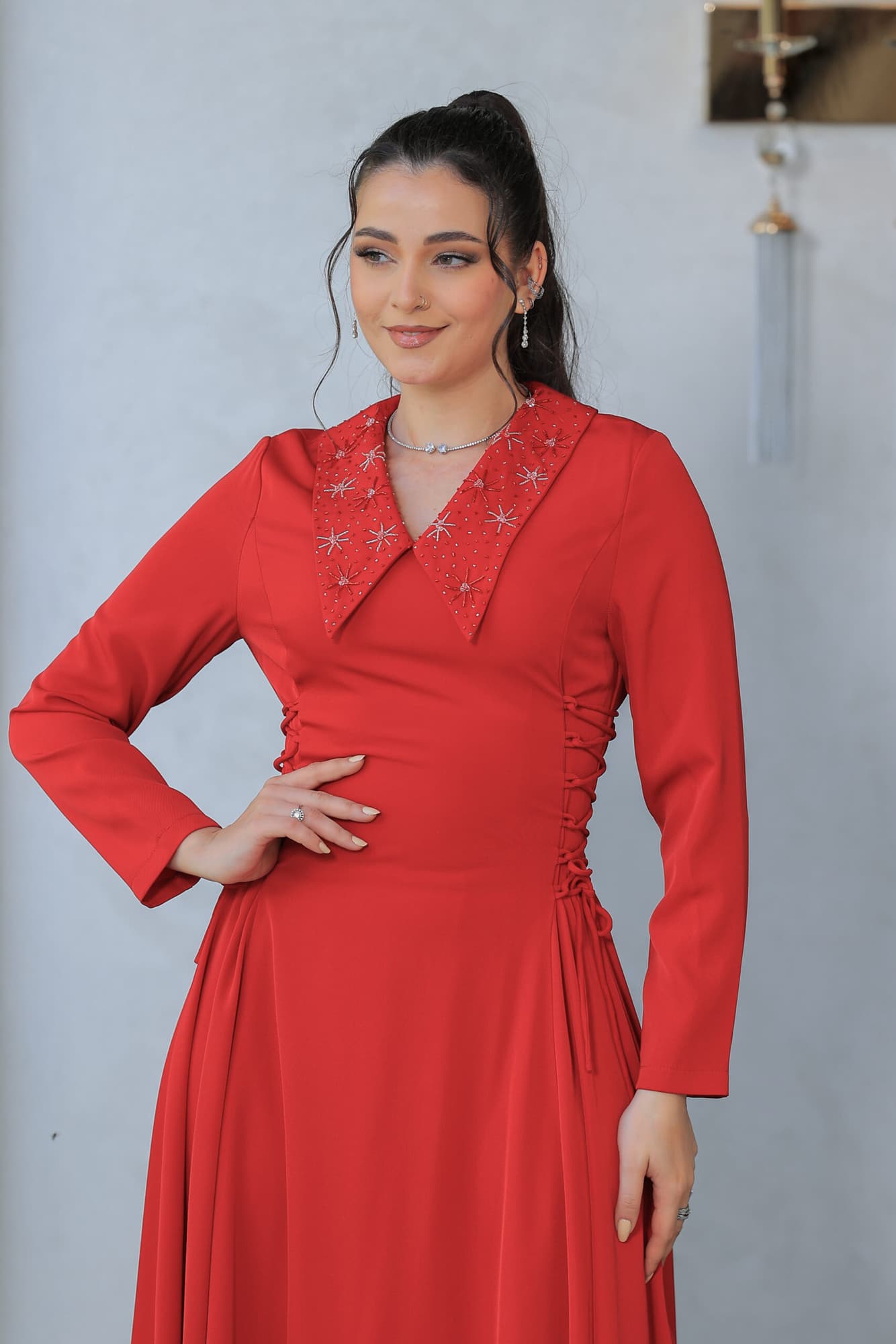 فستان ناعم بياقه مطرزة وربطه جانبيه مزمومه