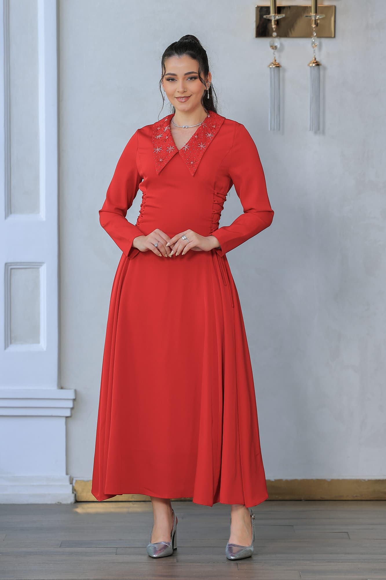 فستان ناعم بياقه مطرزة وربطه جانبيه مزمومه