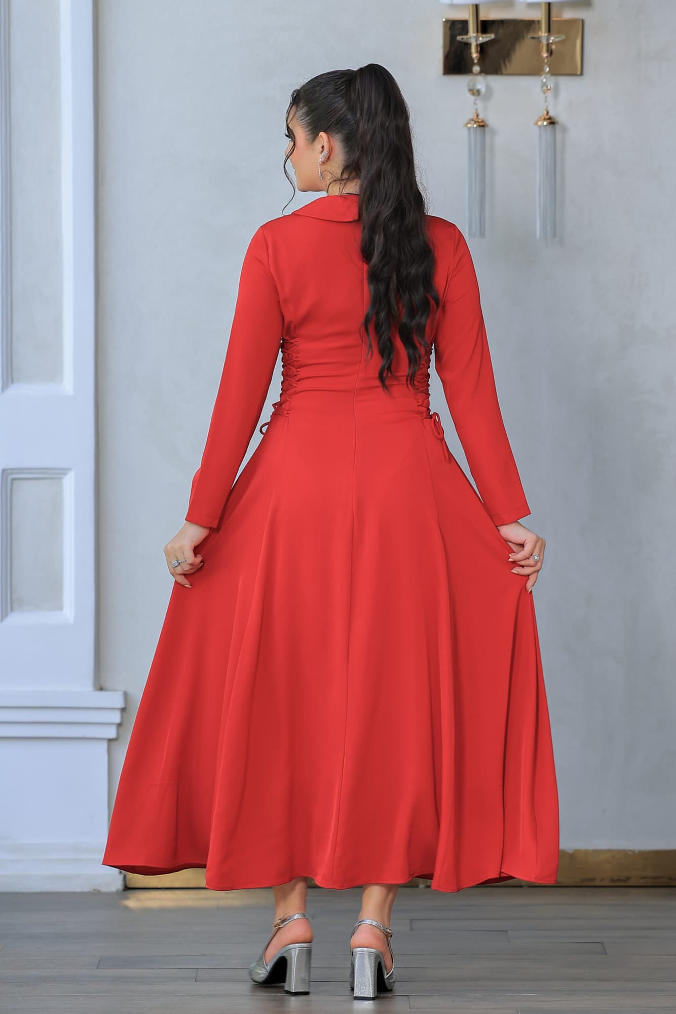 فستان ناعم بياقه مطرزة وربطه جانبيه مزمومه